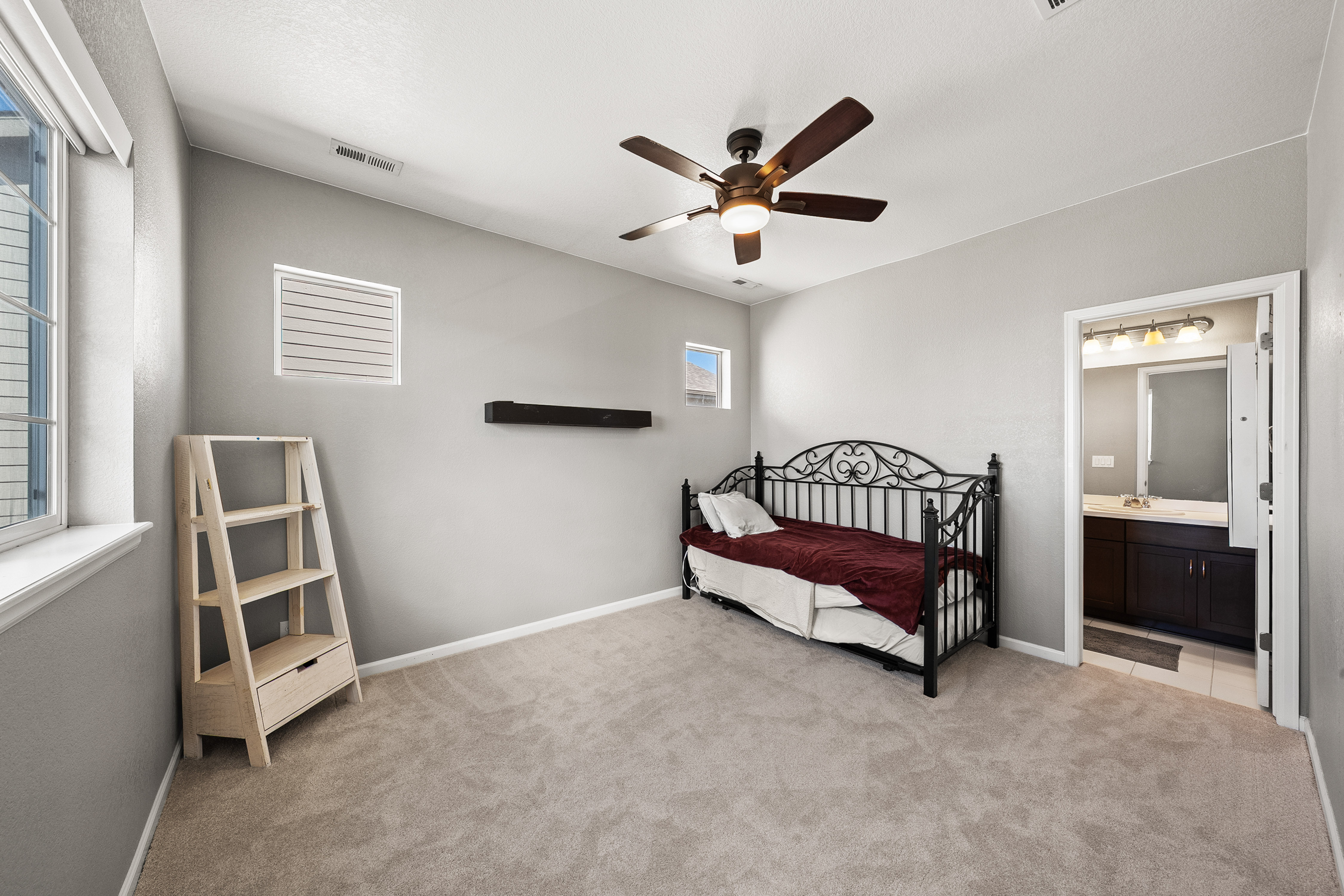  Set on an Impressive 0.35 Acre Homesite, the Outdoor Experience is Captivating - 物件實景