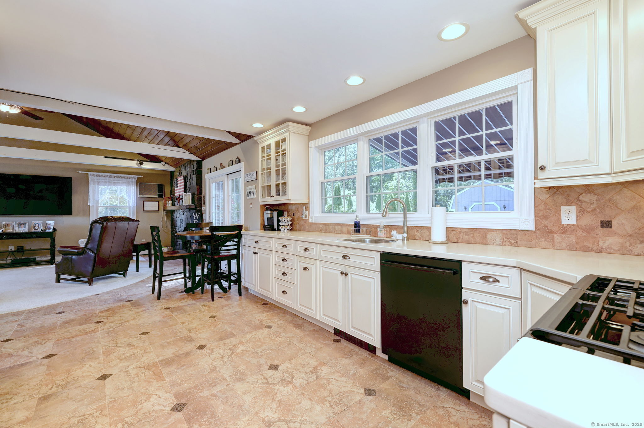 Milford, Connecticut, 06461, United States, 3 Bedrooms Bedrooms, ,3 BathroomsBathrooms,Residential,For Sale,1938642