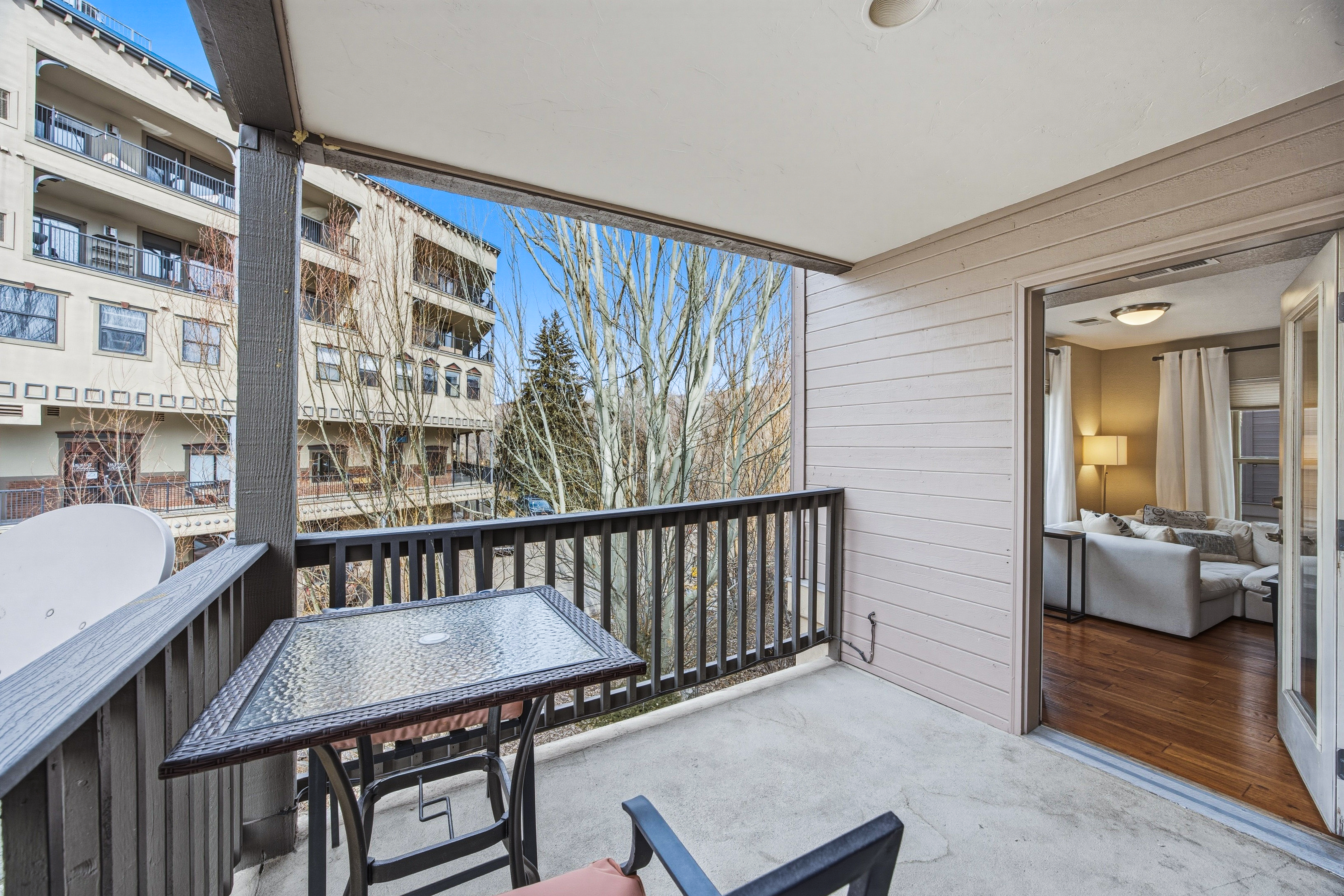  Updated, Bright, South-Facing Corner Residence in the Heart of Edwards - 物件實景