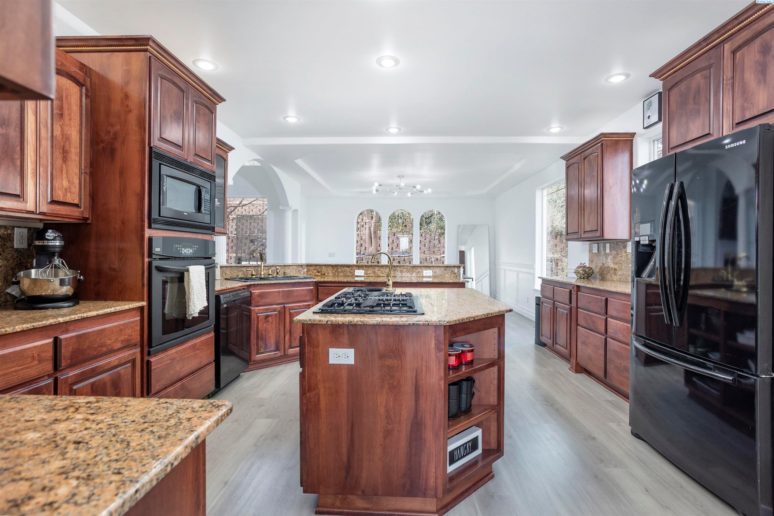 Richland, Washington, 99352, United States, 4 Bedrooms Bedrooms, ,4 BathroomsBathrooms,Residential,For Sale,1977070