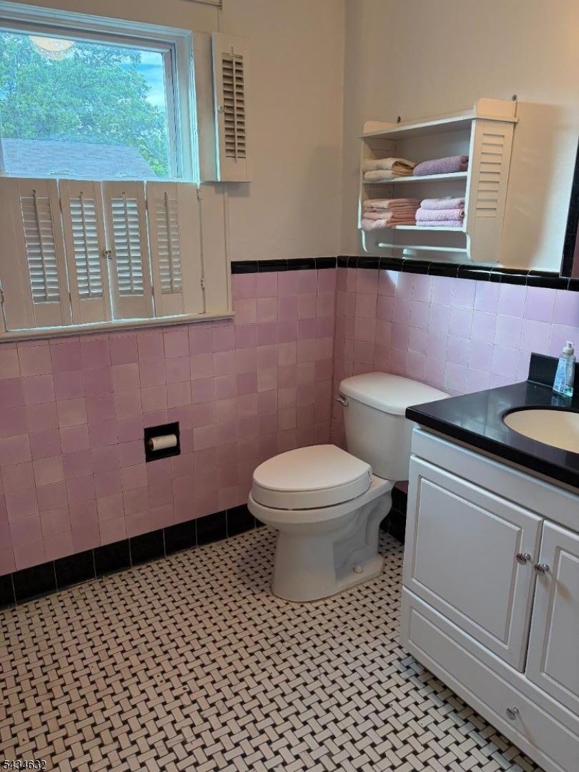 Bloomfield Twp., New Jersey, 07003, United States, 3 Bedrooms Bedrooms, ,1 BathroomBathrooms,Residential,For Sale,2048064
