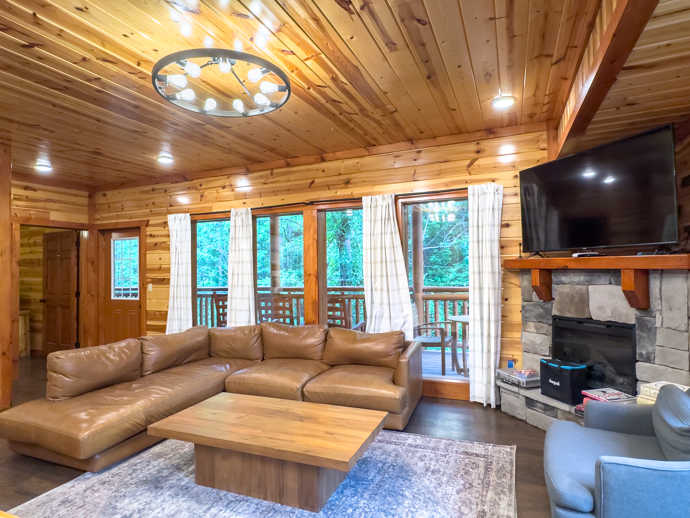 Sevierville, Tennessee, 37862, United States, 6 Bedrooms Bedrooms, ,7 BathroomsBathrooms,Residential,For Sale,1798325