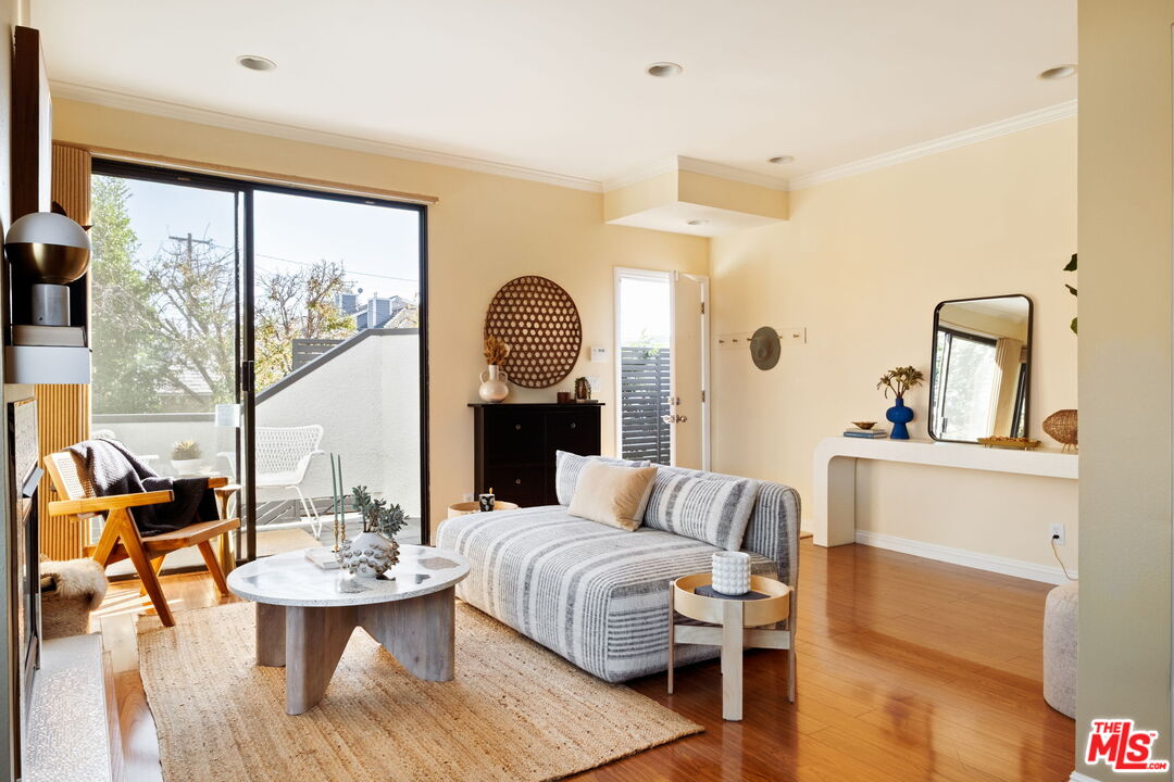 Los Angeles, California, 90034, United States, 2 Bedrooms Bedrooms, ,3 BathroomsBathrooms,Residential,For Sale,1991058