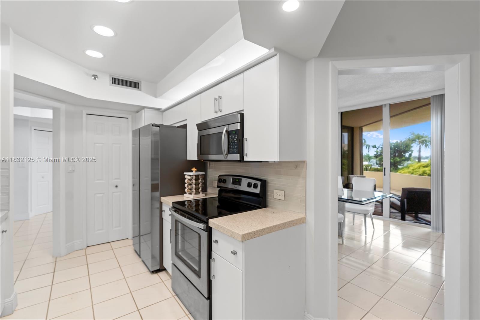 Aventura, Florida, 33180, United States, 2 Bedrooms Bedrooms, ,3 BathroomsBathrooms,Residential,For Sale,1885240