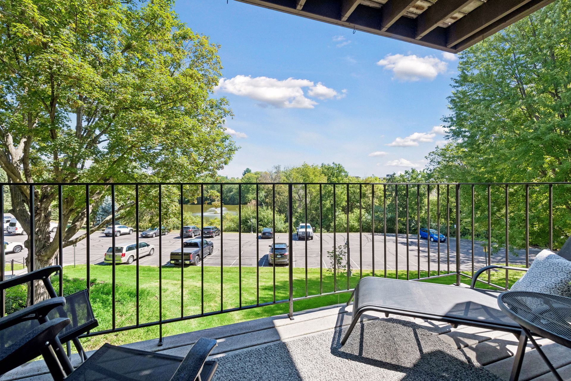  Second-Floor Wayzata Villas Condo with Beautiful Pond Views - 物件實景