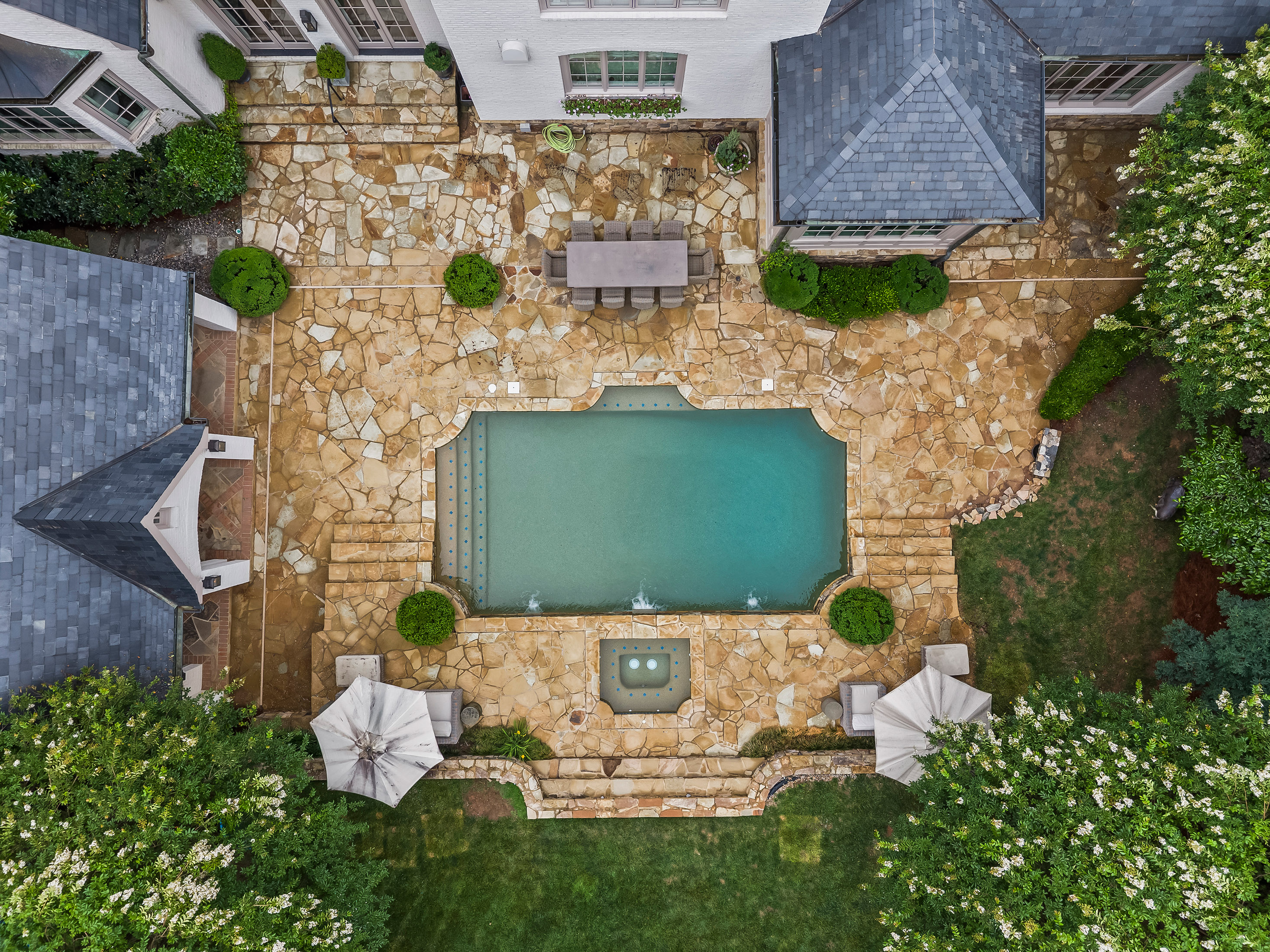  Stunning Custom-designed Home with Exceptional Indoor-Outdoor Living - 物件實景