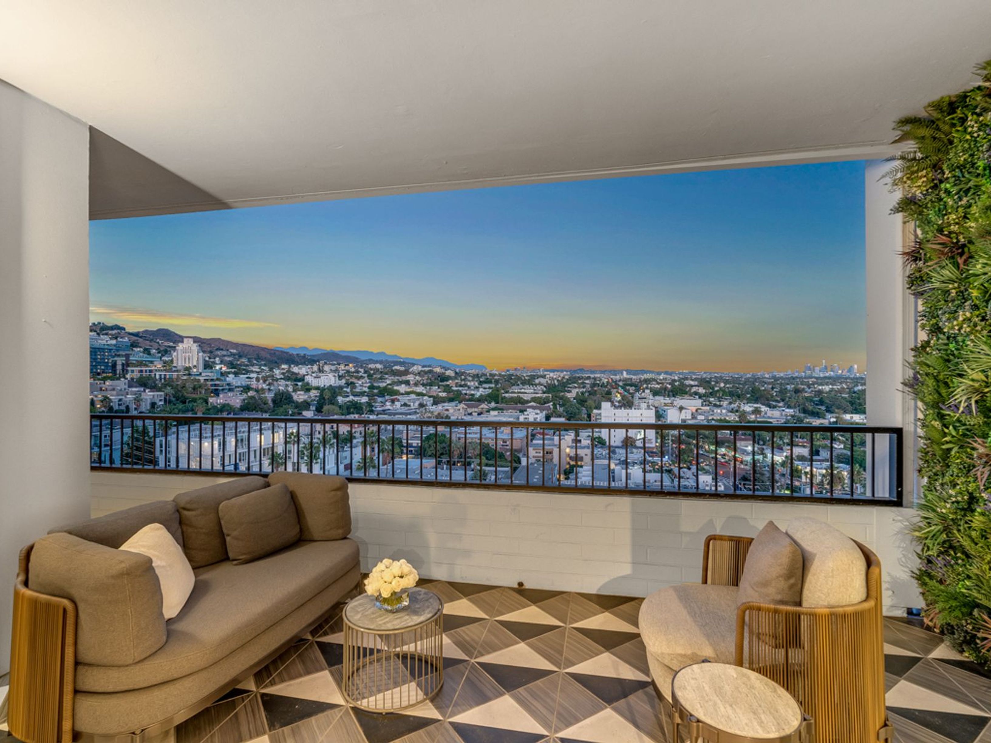  1100 Alta Loma Vista Road , West Hollywood, CA 90069 - 物件實景