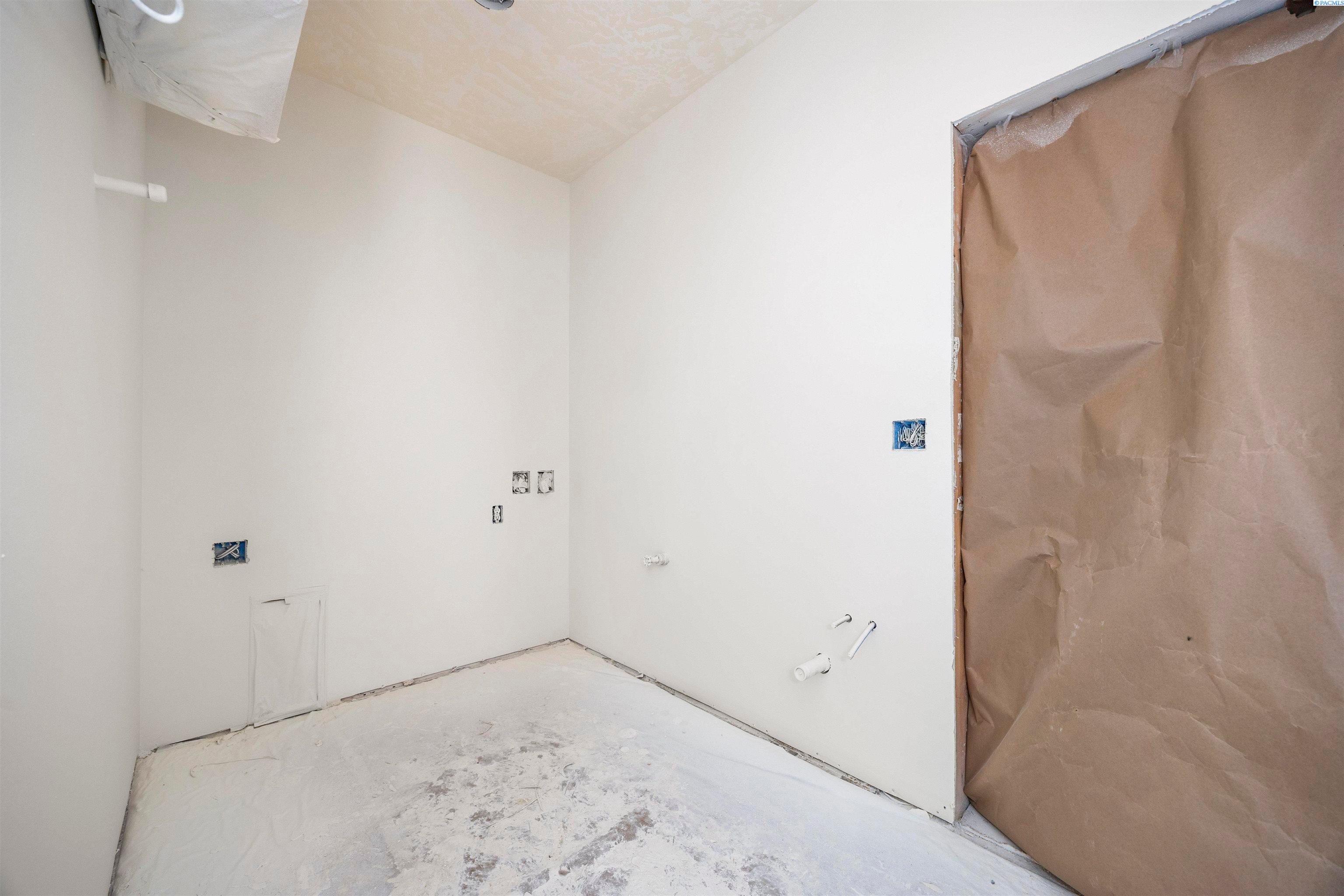 Kennewick, Washington, 99337, United States, 4 Bedrooms Bedrooms, ,1 BathroomBathrooms,Residential,For Sale,1980890