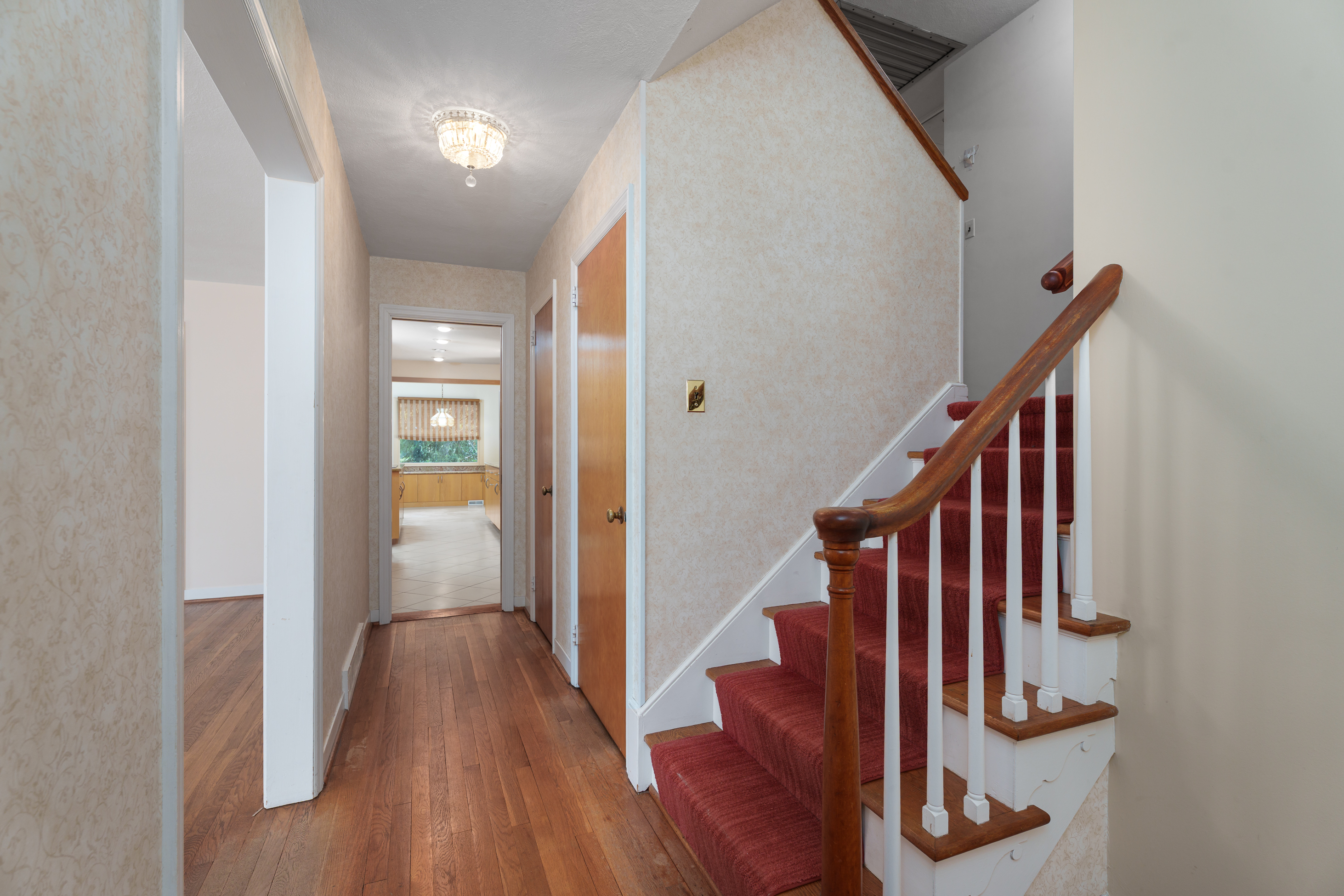  Spacious Multi-Level Home Featuring a Stylish European-Inspired Kitchen - 物件實景