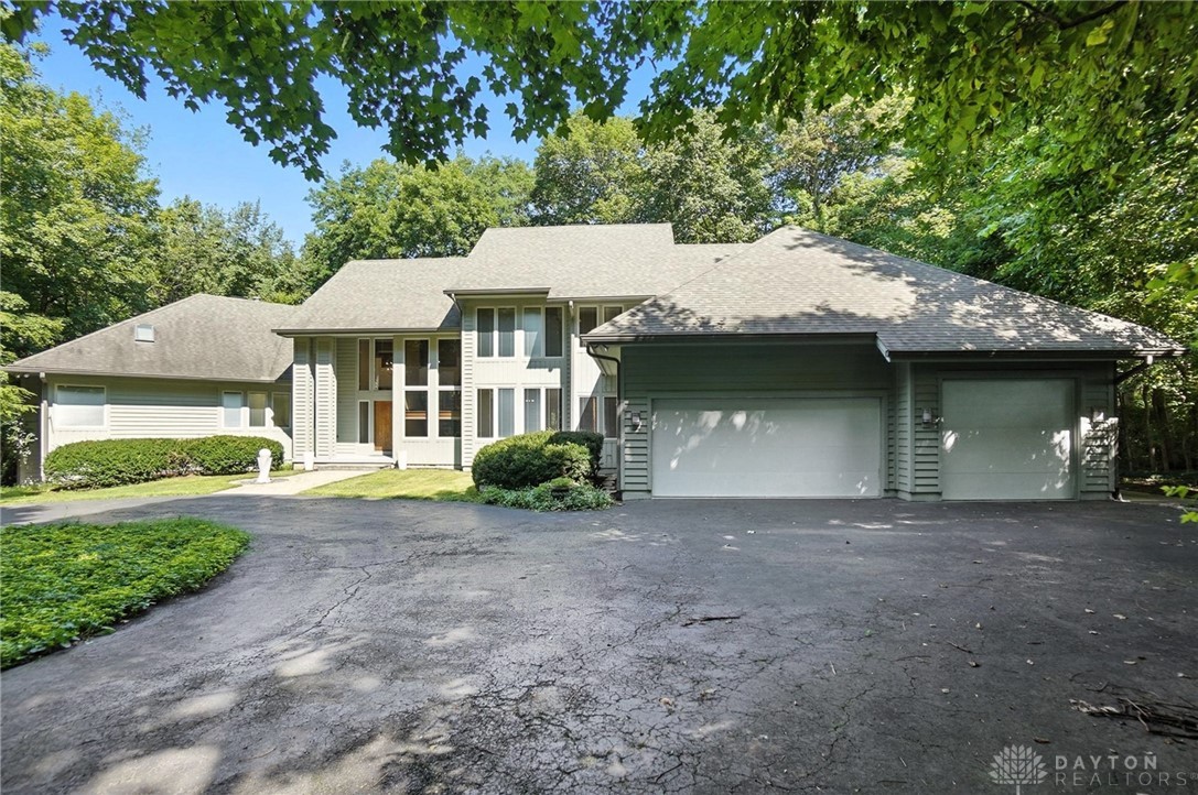 Sugarcreek Twp, Ohio, 45440, United States, 4 Bedrooms Bedrooms, ,5 BathroomsBathrooms,Residential,For Sale,1902150