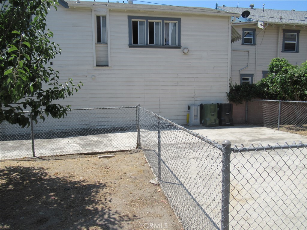 Los Angeles, California, 90018, United States, 4 Bedrooms Bedrooms, ,2 BathroomsBathrooms,Residential,For Sale,1941625