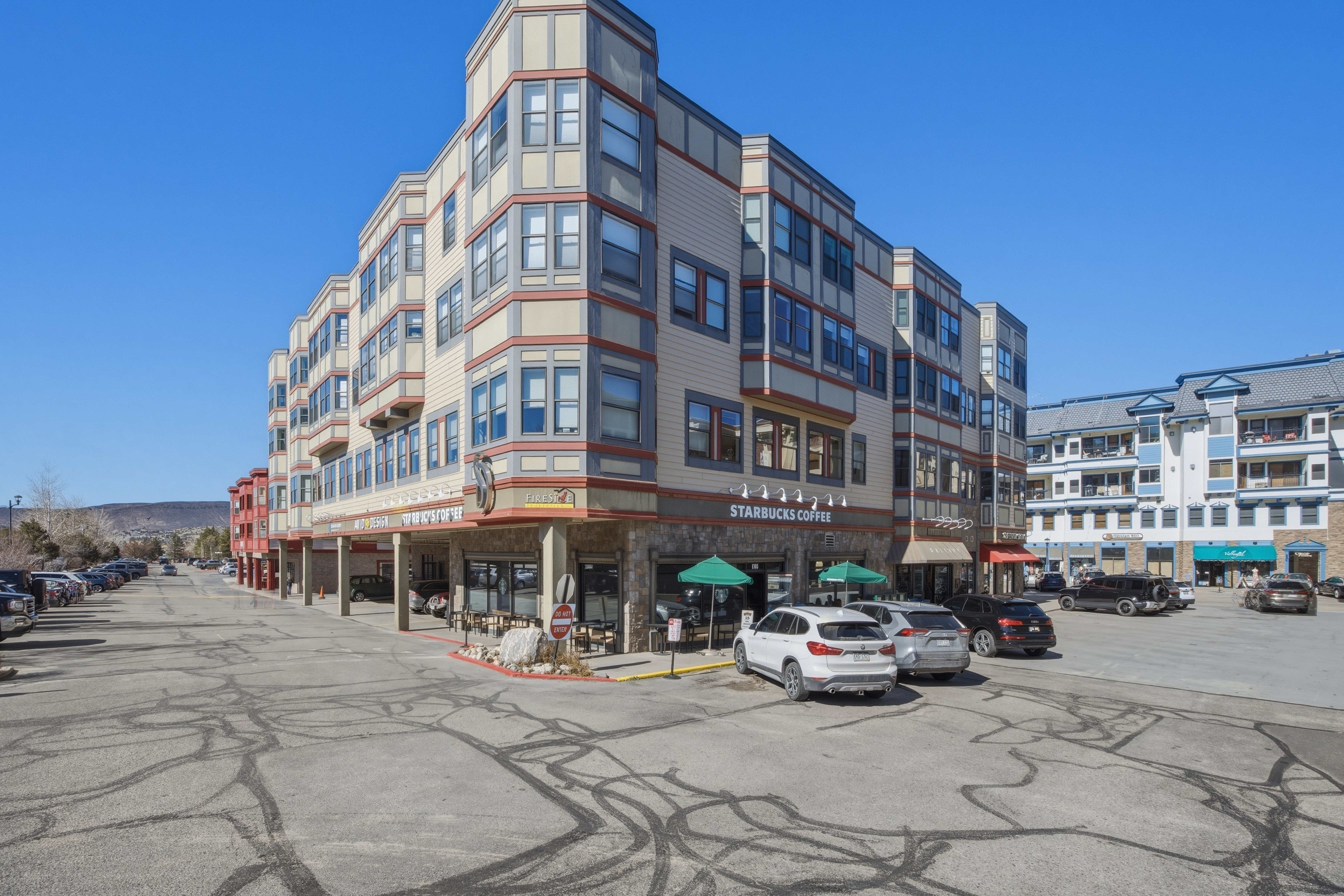  Spacious south-facing top-floor corner residence with Mountain Views. - 物件實景