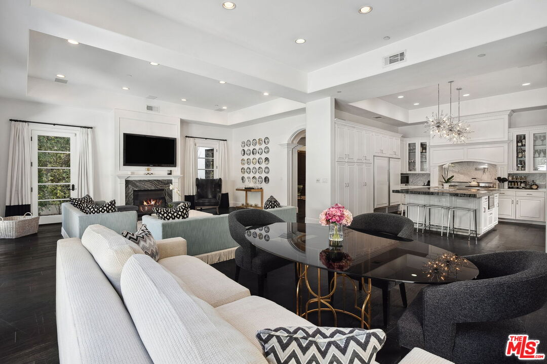 Beverly Hills Post Office, California, 90210, United States, 5 Bedrooms Bedrooms, ,6 BathroomsBathrooms,Residential,For Sale,1723543
