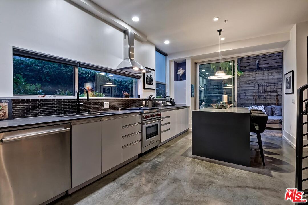 West Hollywood, California, 90069, United States, 2 Bedrooms Bedrooms, ,2 BathroomsBathrooms,Residential,For Sale,2000486