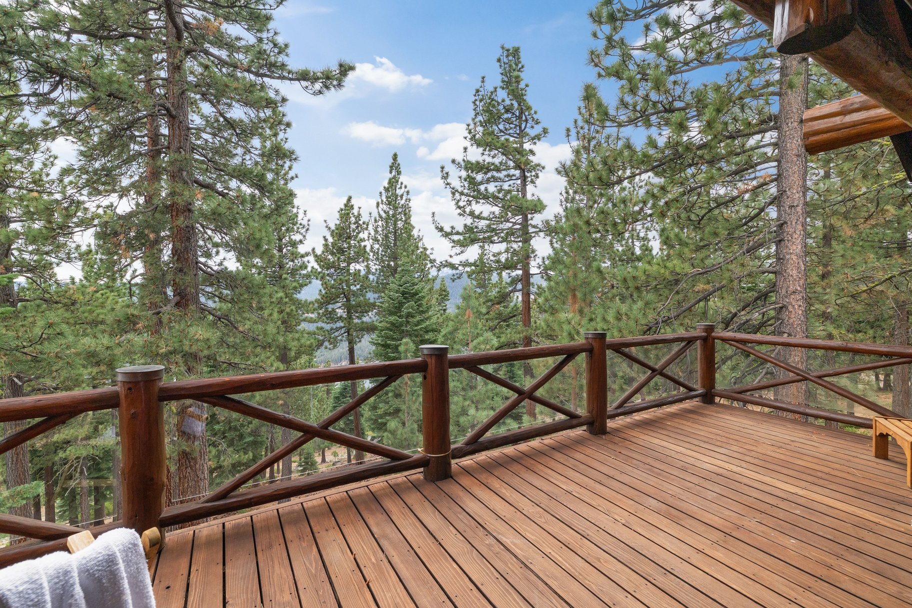  Views of Donner Lake with Donner Lake Rim Trail in Backyard - 物件實景