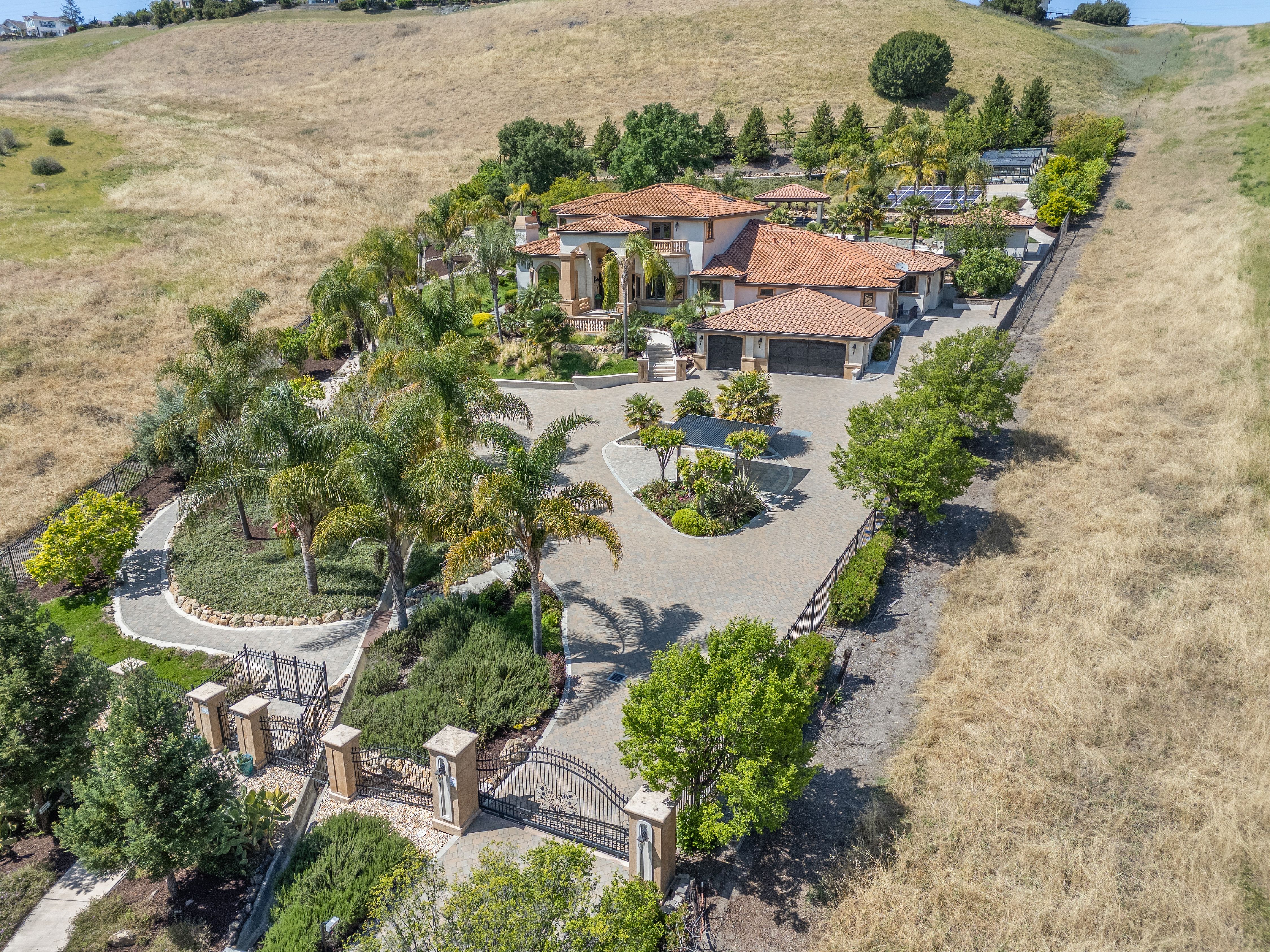  Grand Mediterranean Estate with Private Multi-Generational Wing - 物件實景