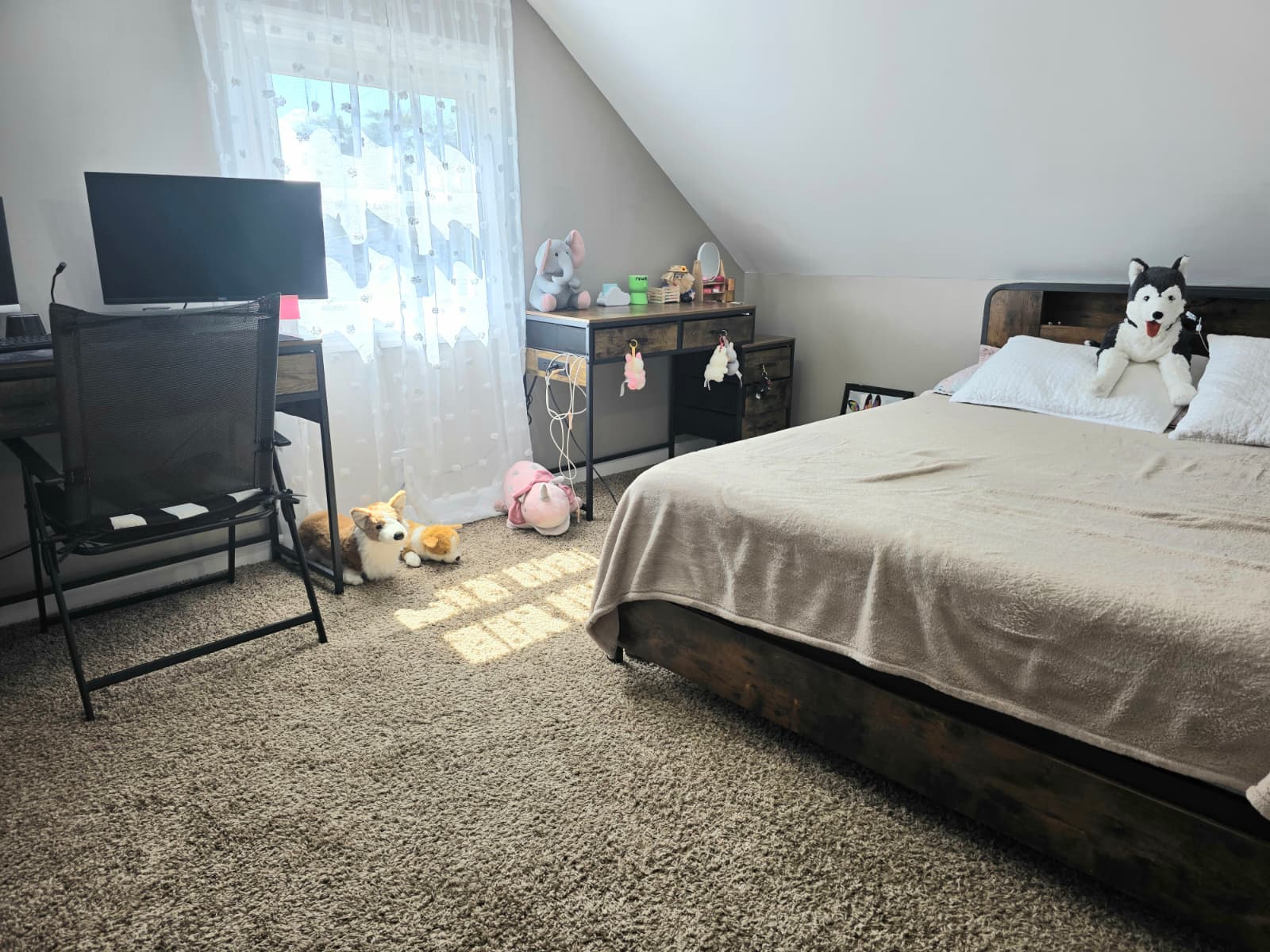 Little Ferry, New Jersey, 07643, United States, 4 Bedrooms Bedrooms, ,2 BathroomsBathrooms,Residential,For Sale,1978073