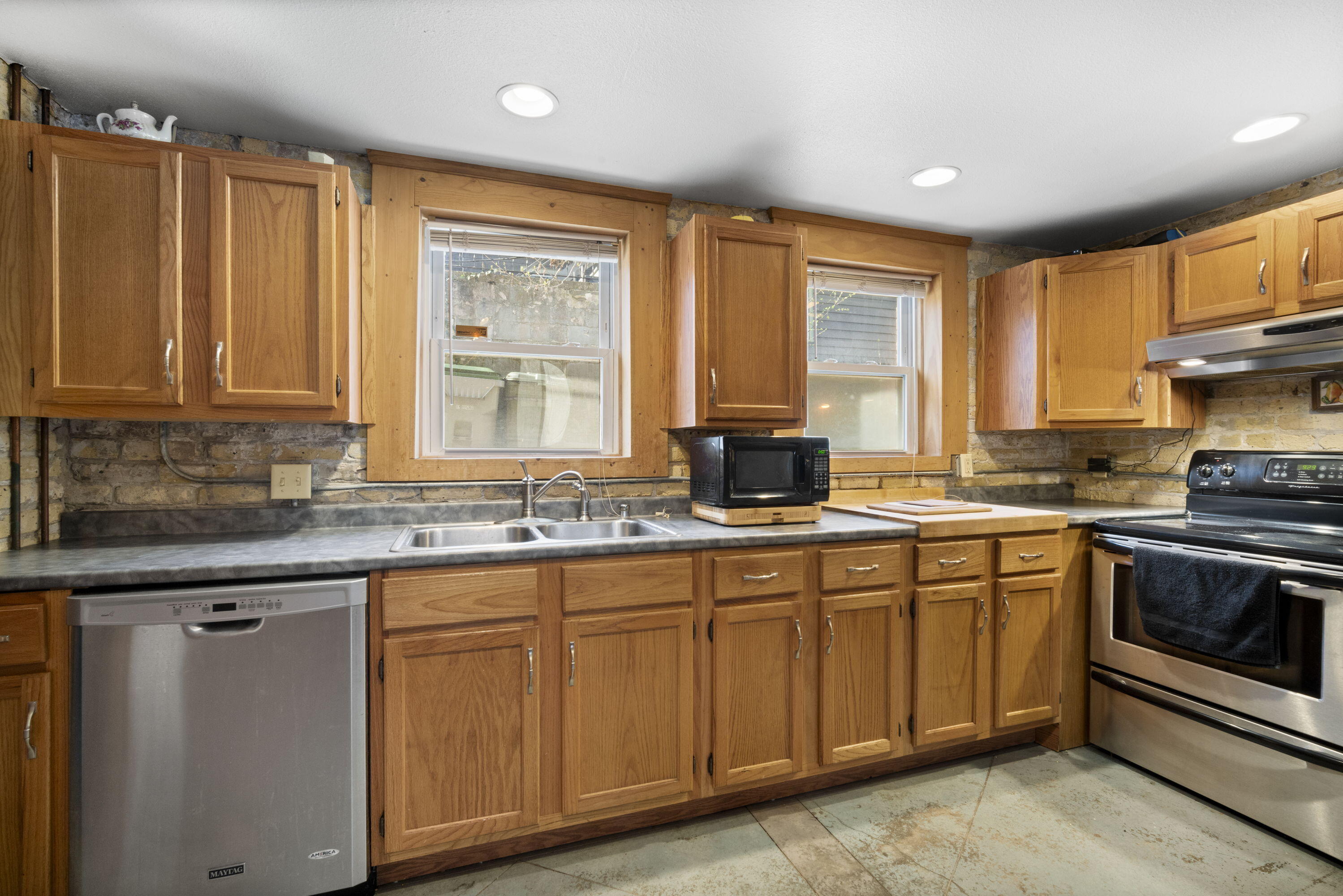 Milwaukee, Wisconsin, 53202, United States, 3 Bedrooms Bedrooms, ,3 BathroomsBathrooms,Residential,For Sale,1982792