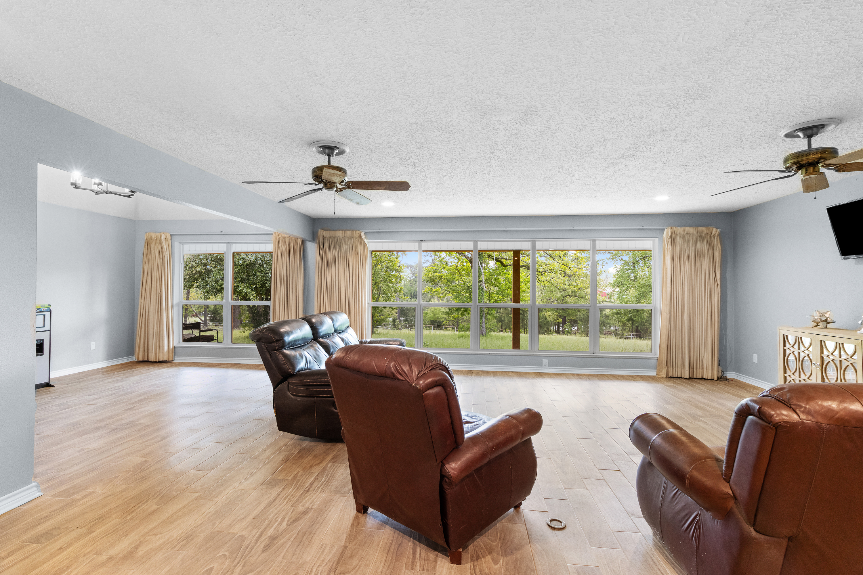 Henderson, Texas, 75652, United States, 6 Bedrooms Bedrooms, ,5 BathroomsBathrooms,Residential,For Sale,1920809