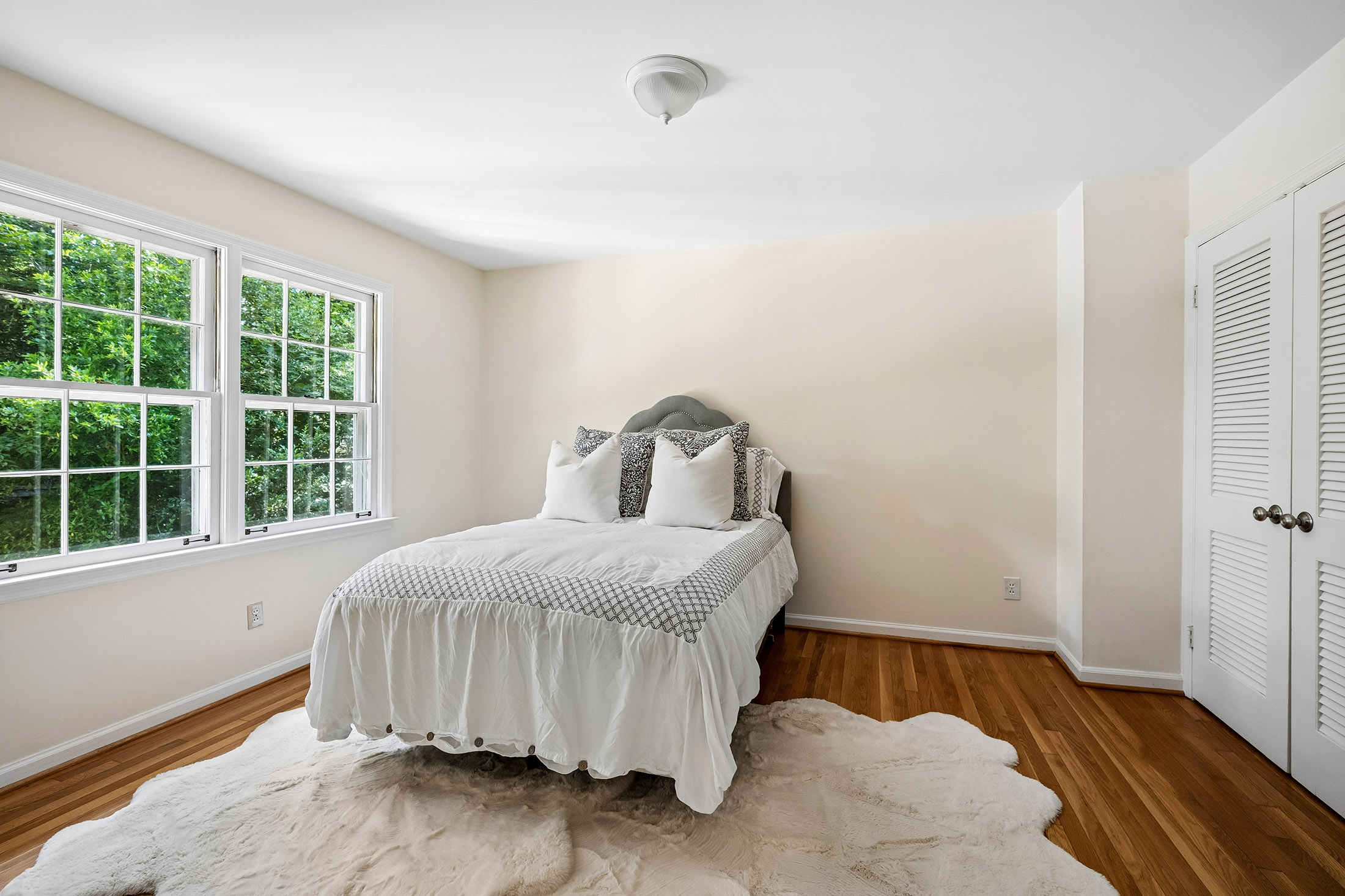  Timeless Character, Generous Living Spaces and a Quiet Cul-de-sac Location - 物件實景