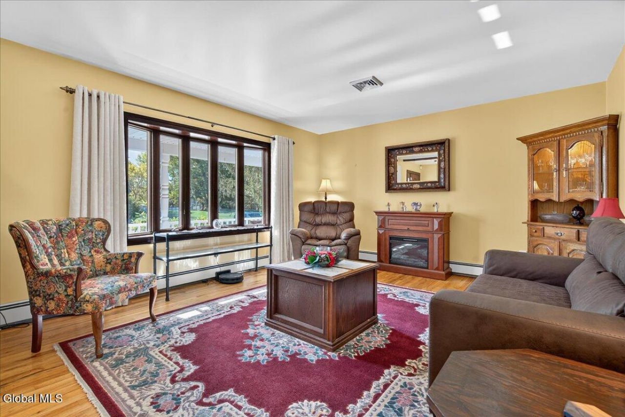 Clifton Park, New York, 12065, United States, 4 Bedrooms Bedrooms, ,3 BathroomsBathrooms,Residential,For Sale,1968691