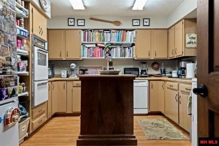 Mountain Home, Arkansas, 72653, United States, 5 Bedrooms Bedrooms, ,4 BathroomsBathrooms,Residential,For Sale,2031508