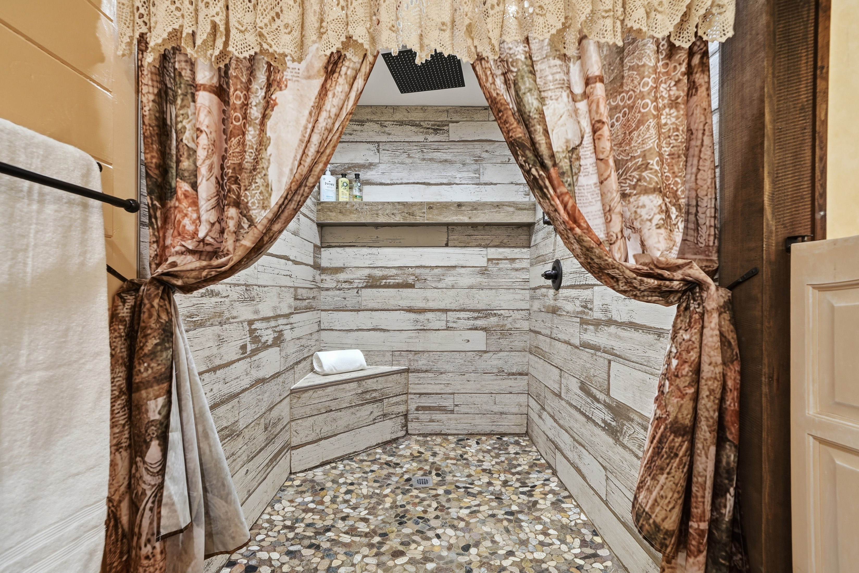  Ideal Cabin Escape Ready for Your Riverfront Lifestyle - 物件實景