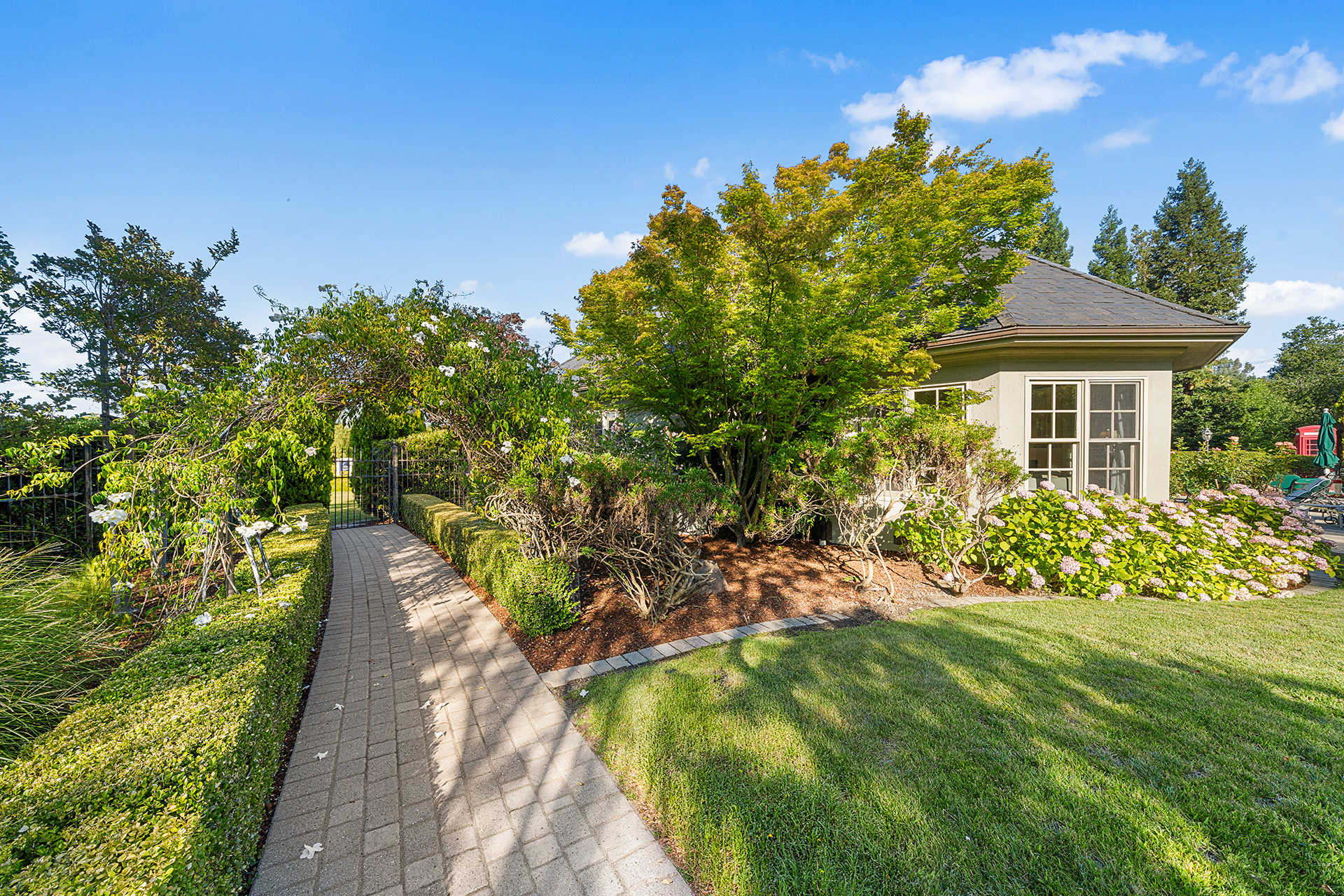  Stunning Saratoga Estate on Expansive Private Grounds - 物件實景