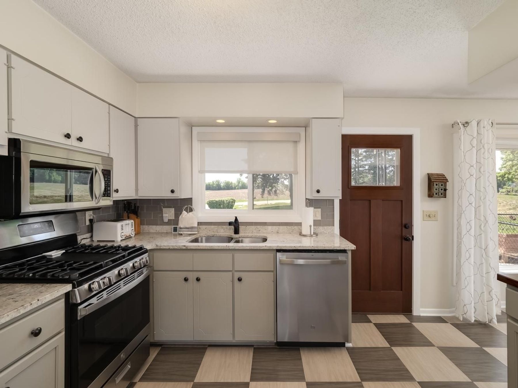  Beautifully Maintained Living with Maple Lake Views - 物件實景