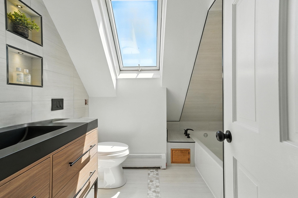 Lynn, Massachusetts, 01902, United States, 5 Bedrooms Bedrooms, ,3 BathroomsBathrooms,Residential,For Sale,1937359