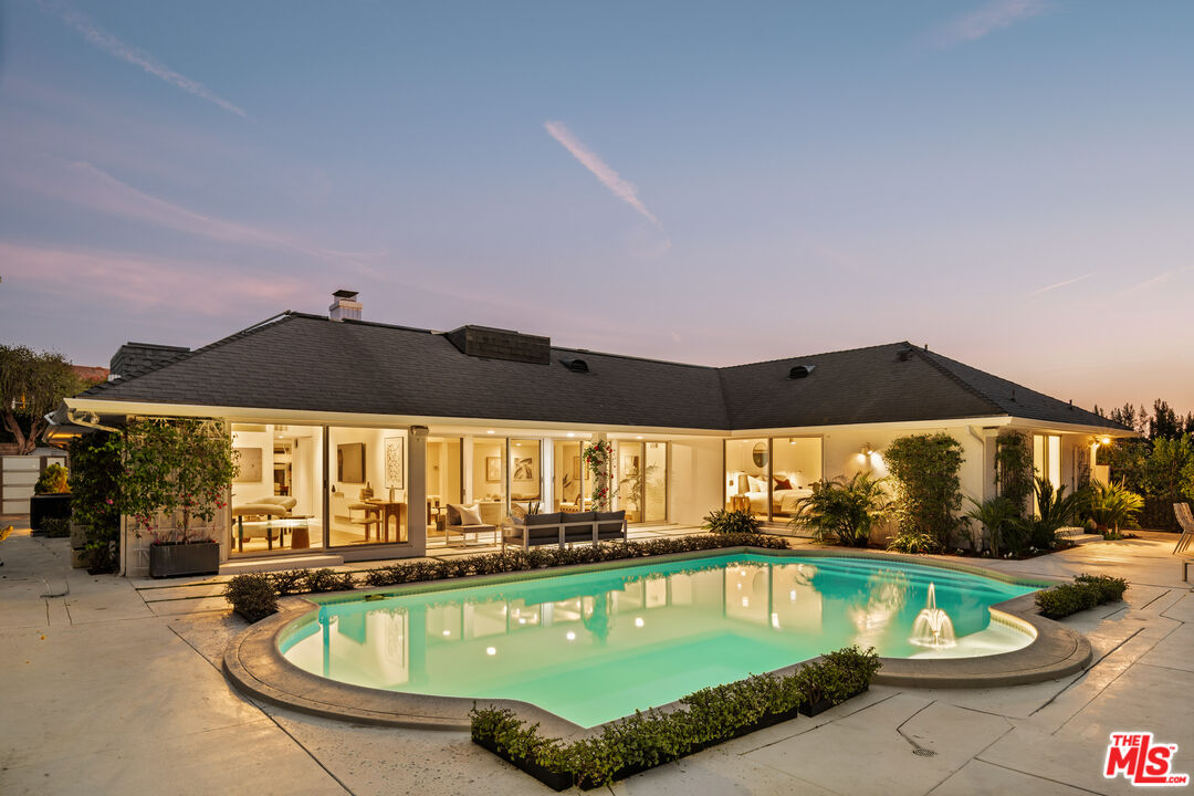 Los Angeles, California, 90027, United States, 4 Bedrooms Bedrooms, ,2 BathroomsBathrooms,Residential,For Sale,1989573