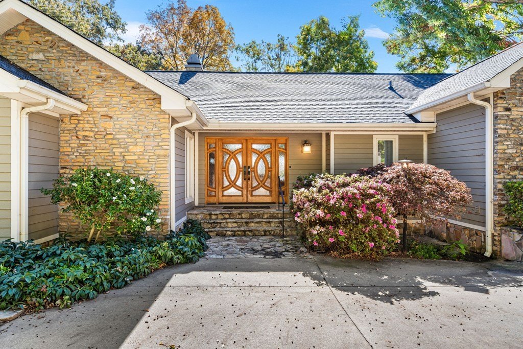 Hiawassee, Georgia, 30546, United States, 3 Bedrooms Bedrooms, ,4 BathroomsBathrooms,Residential,For Sale,1978454