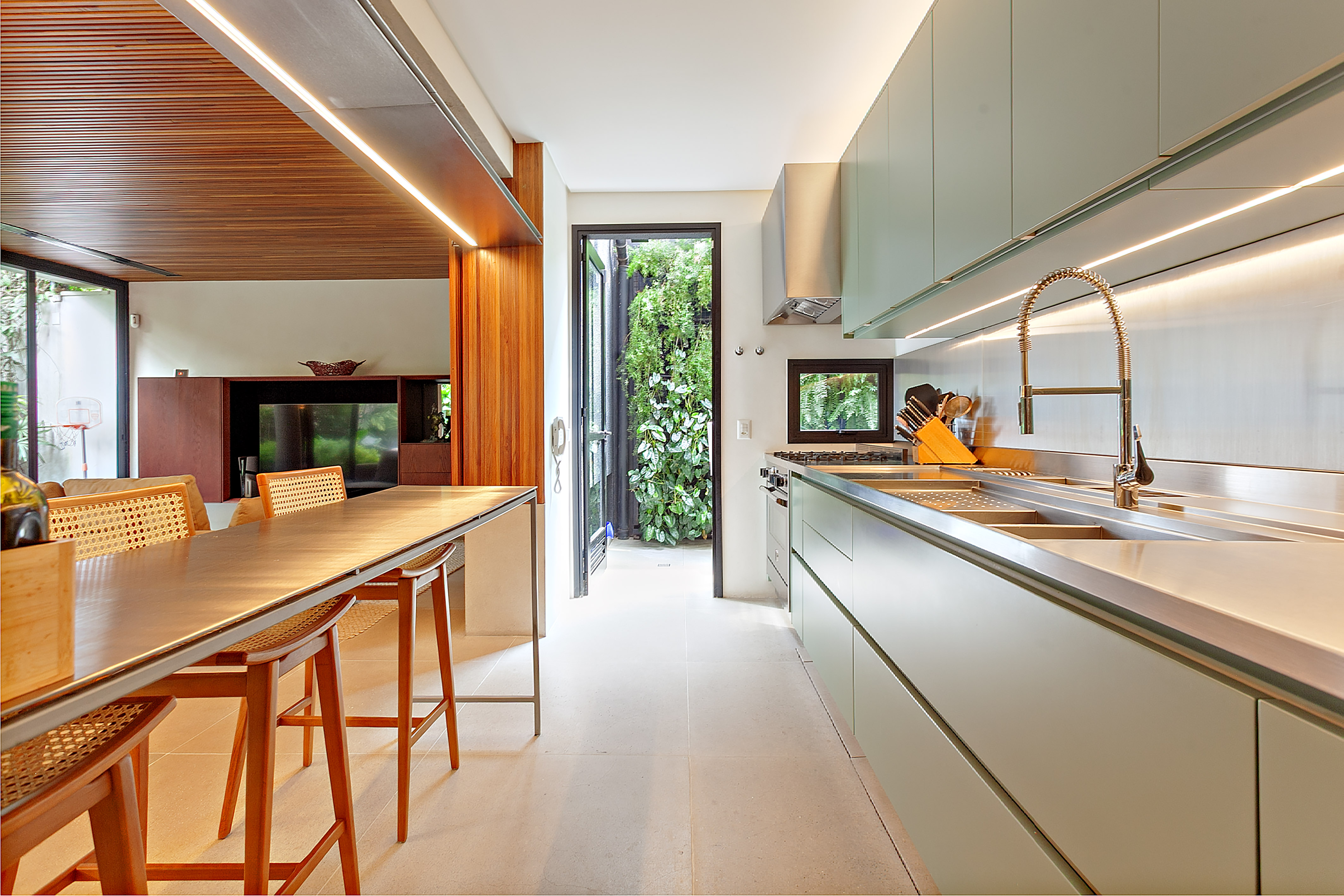  Contemporary residence in a private condominium with pool and integrated living - 物件實景