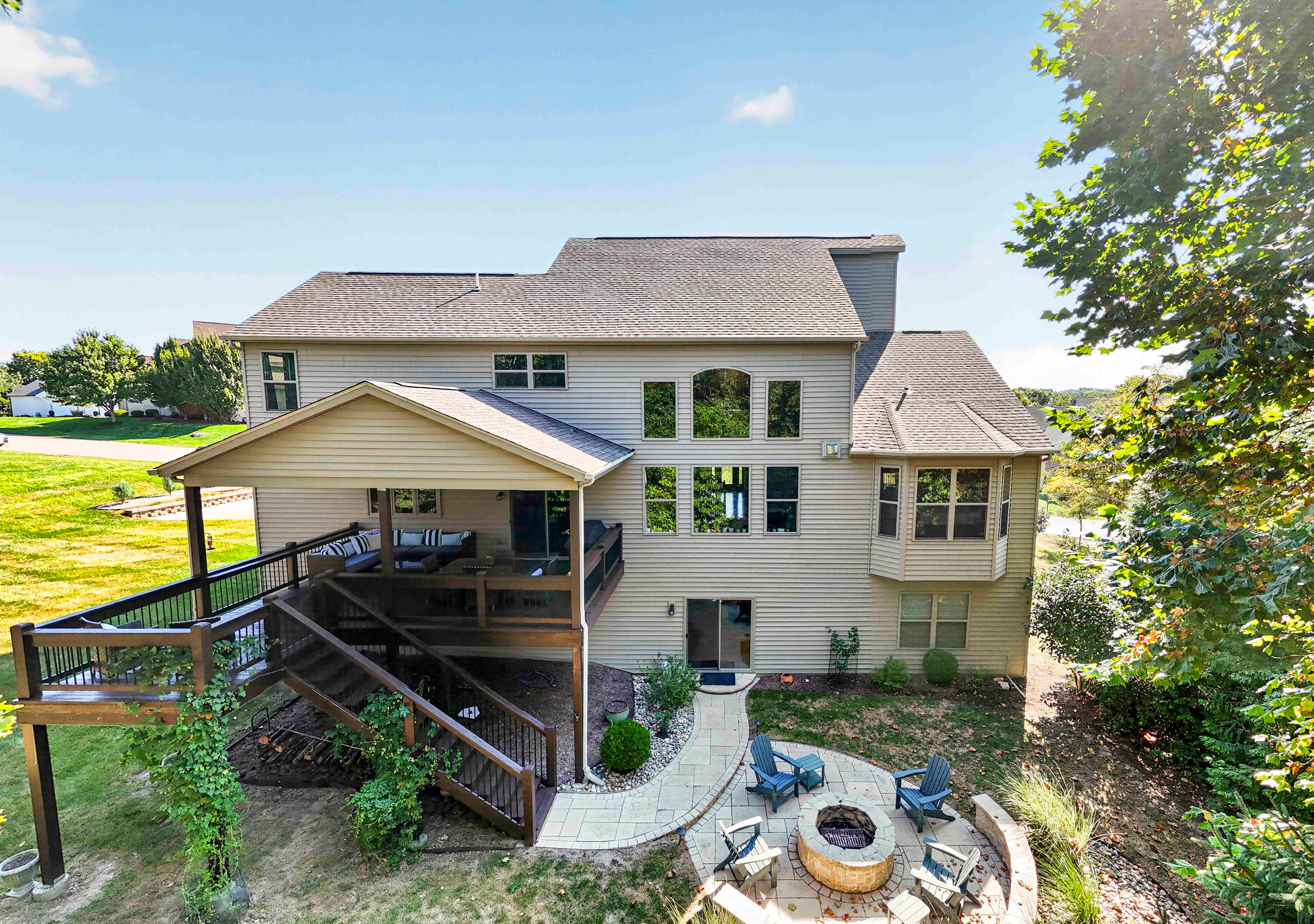  Located on 1.24 acre corner lot backing to mature trees. - 物件實景