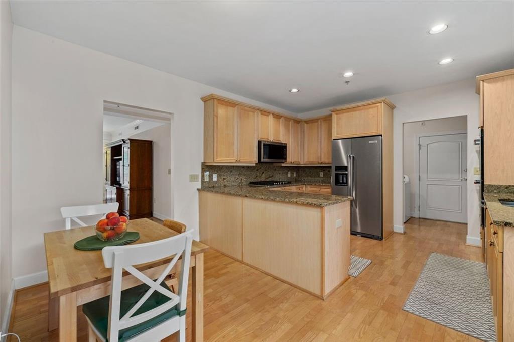 Atlanta, Georgia, 30327, United States, 2 Bedrooms Bedrooms, ,3 BathroomsBathrooms,Residential,For Sale,1895393