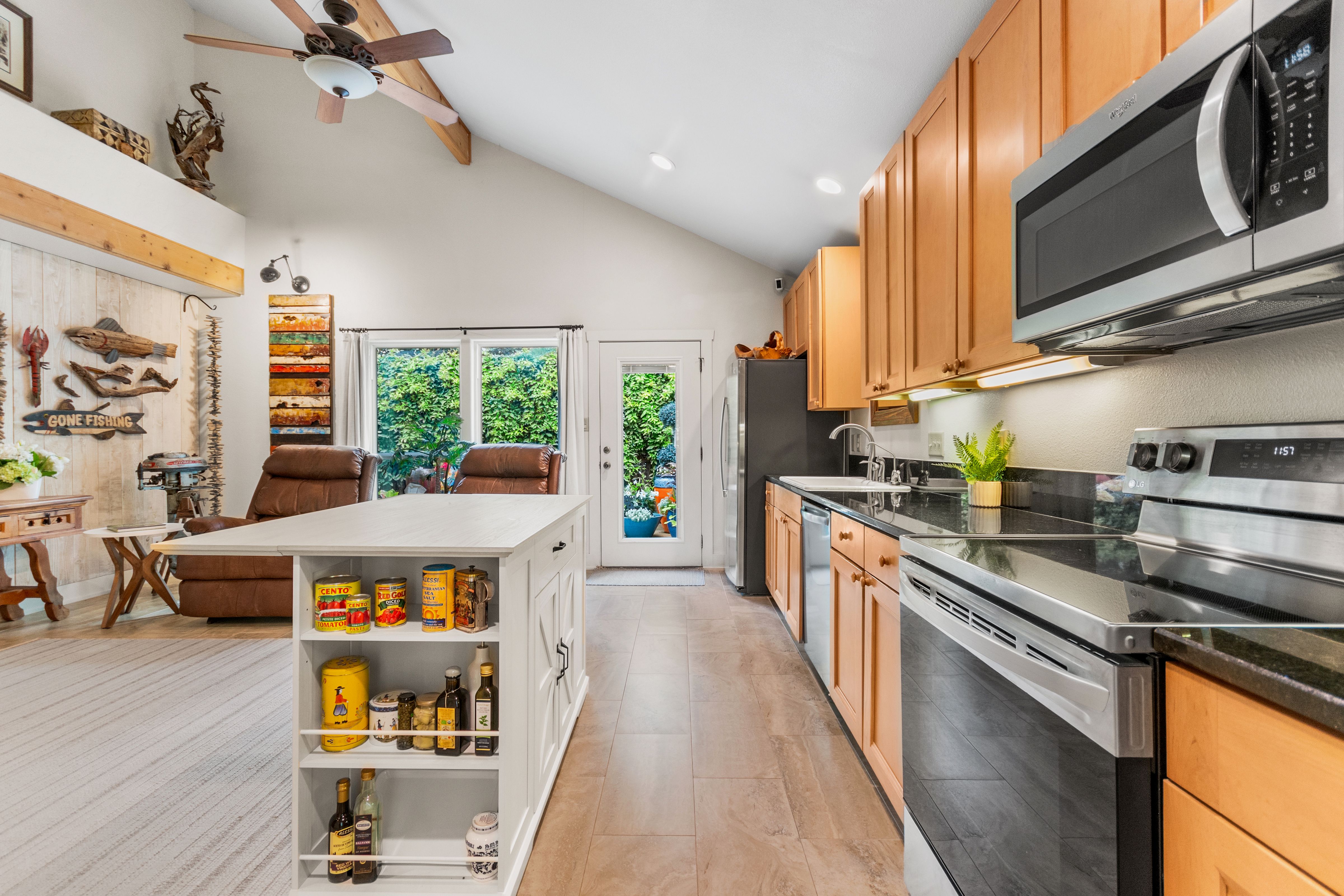  Privacy, Hill Country Charm and Income Potential - 物件實景