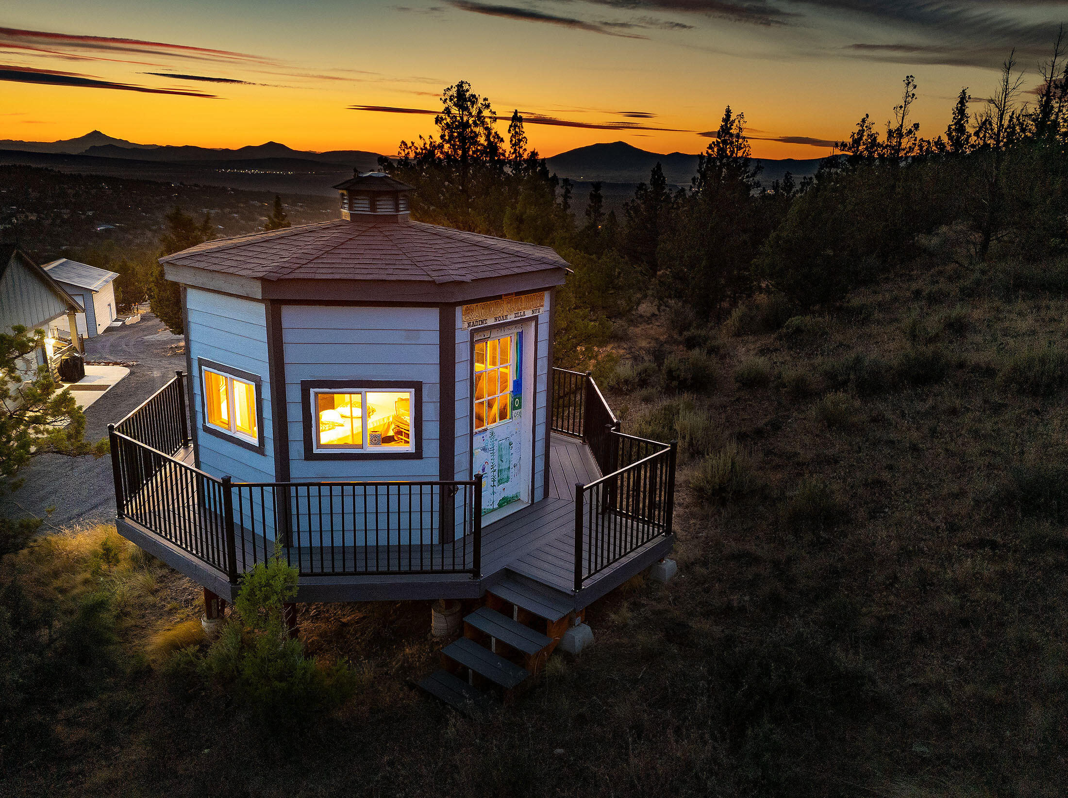 Prineville, Oregon, 97754, United States, 3 Bedrooms Bedrooms, ,2 BathroomsBathrooms,Residential,For Sale,1903608