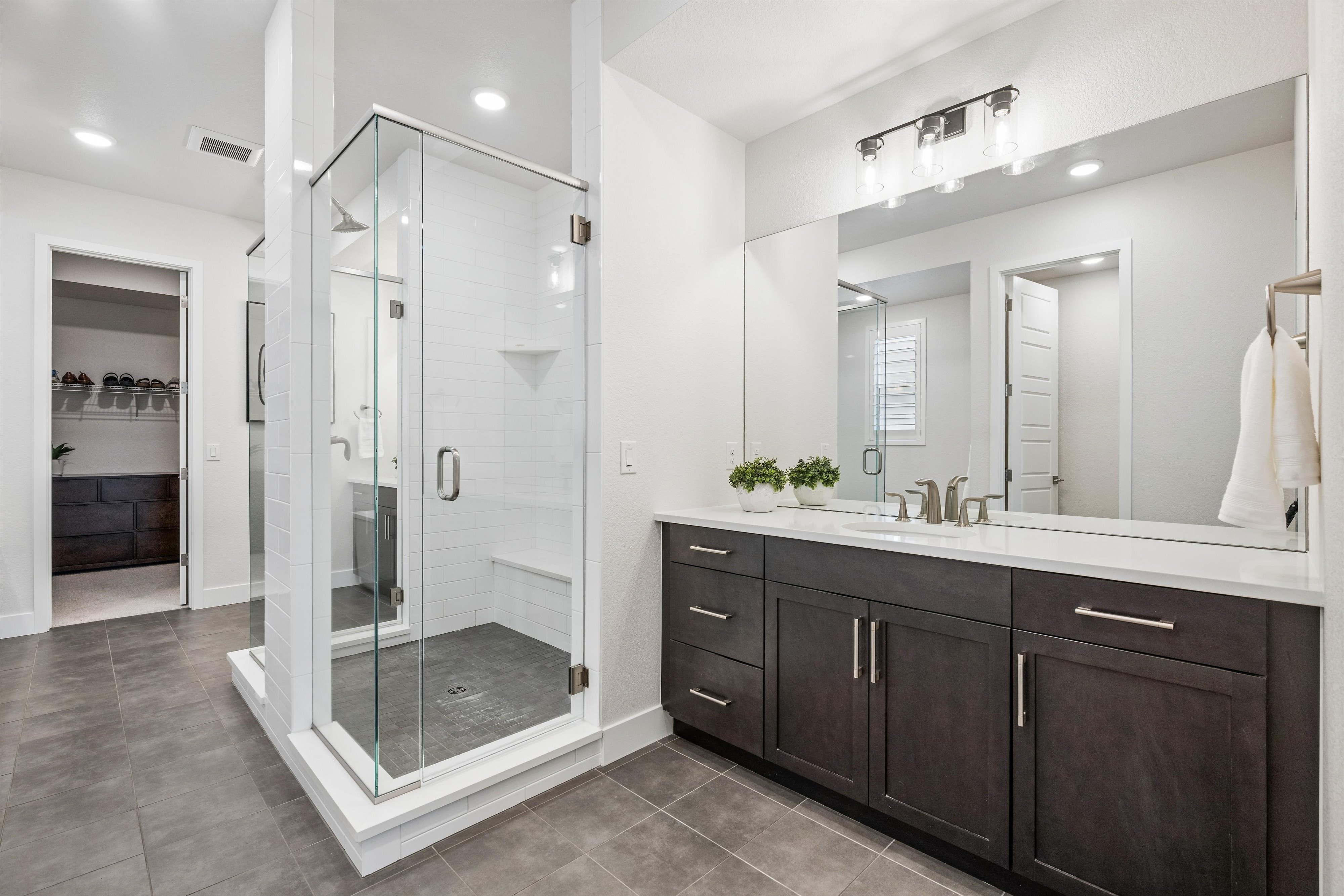  Thoughtfully designed and exceptionally maintained, this light-filled home offer - 物件實景