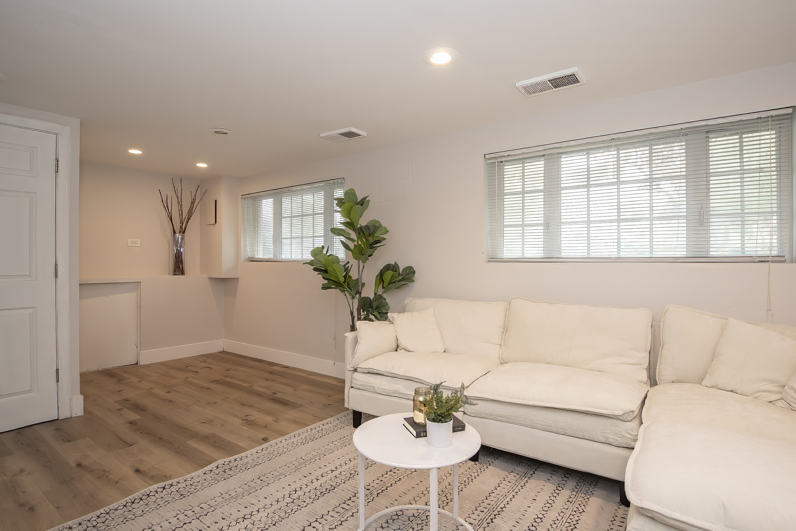 Glenview, Illinois, 60025, United States, 5 Bedrooms Bedrooms, ,3 BathroomsBathrooms,Residential,For Sale,1995942