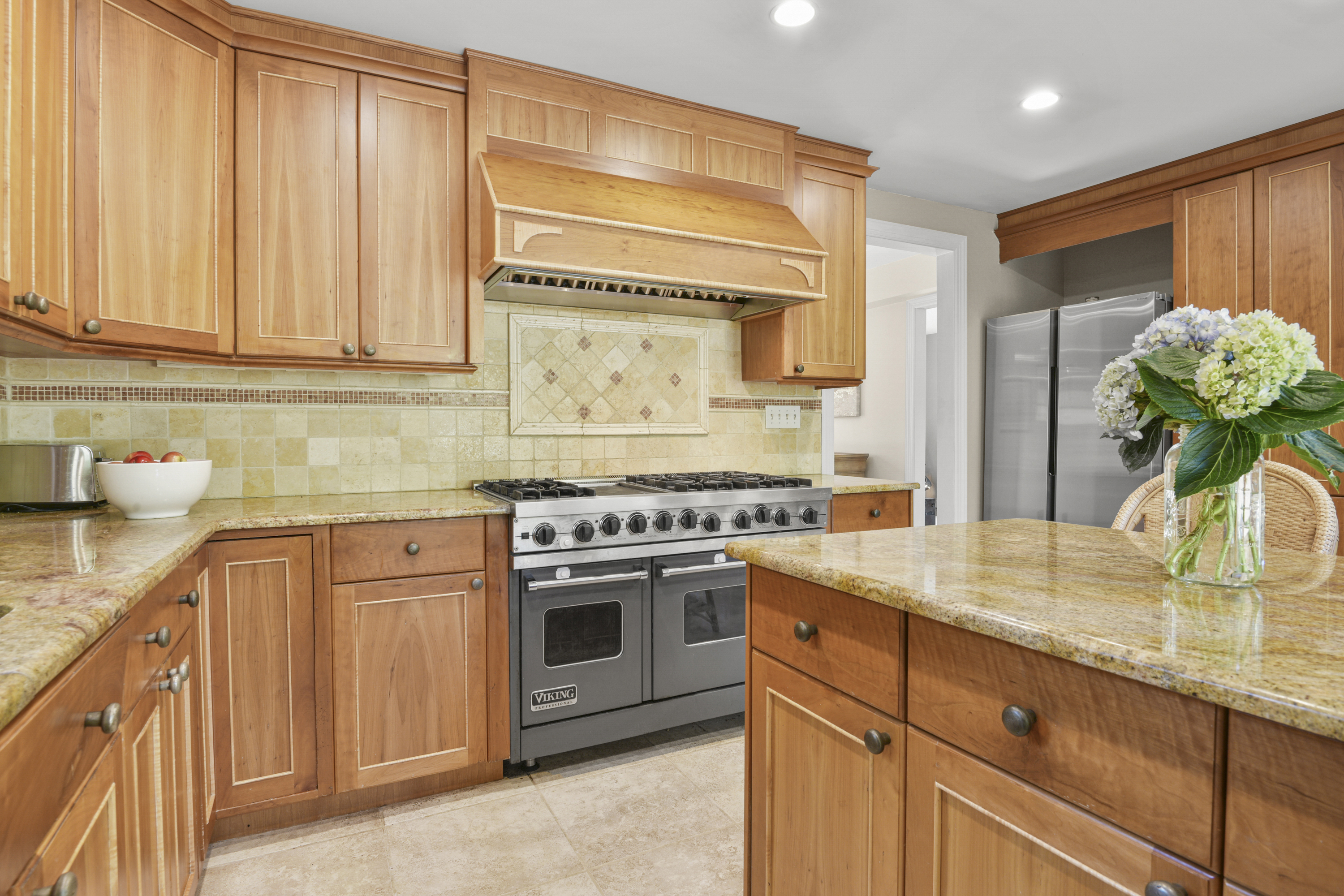  Sun-Filled Larchmont Woods Colonial - 物件實景