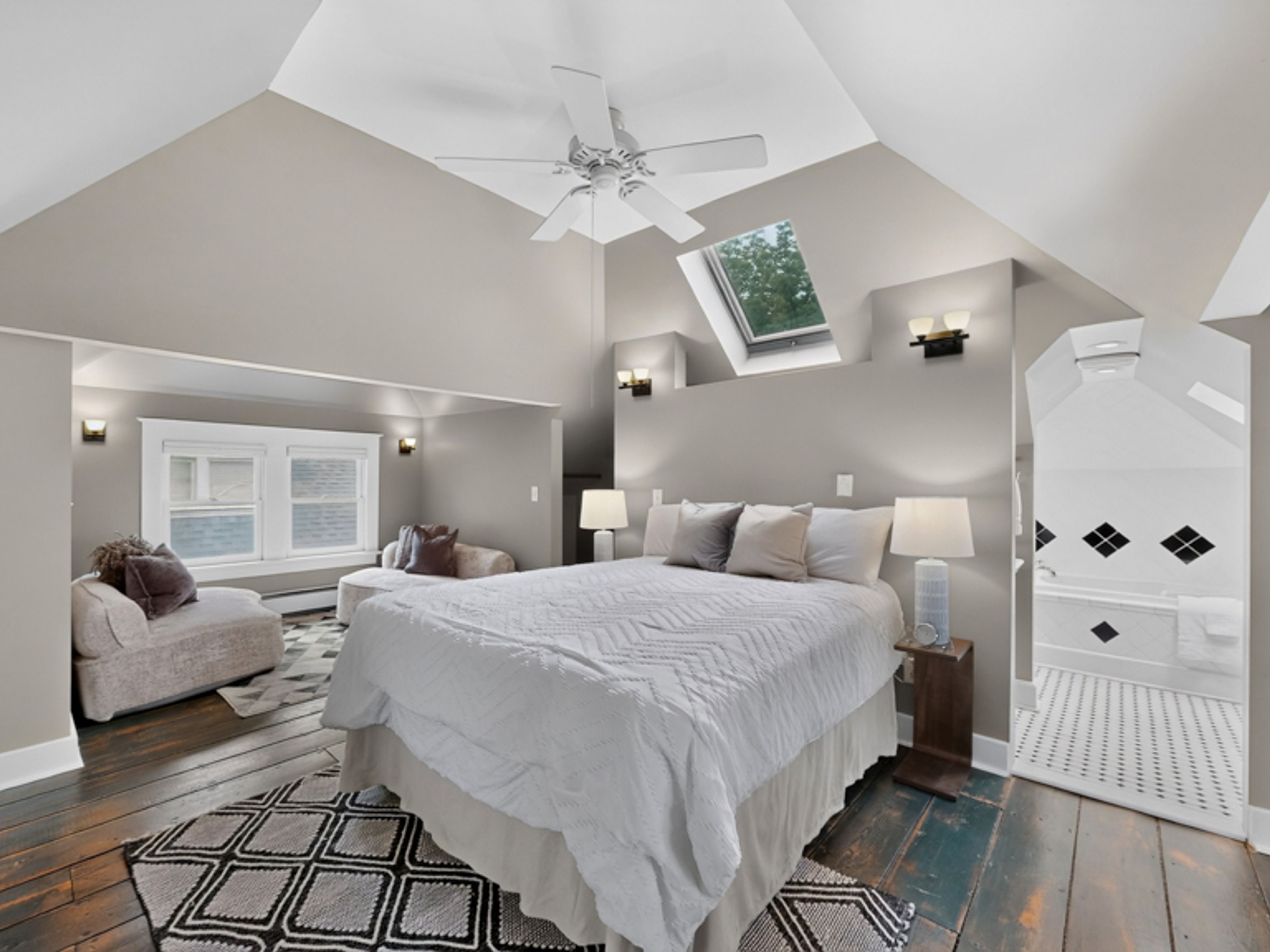  Timeless Pill Hill Charm with Thoughtful Modern Updates - 物件實景