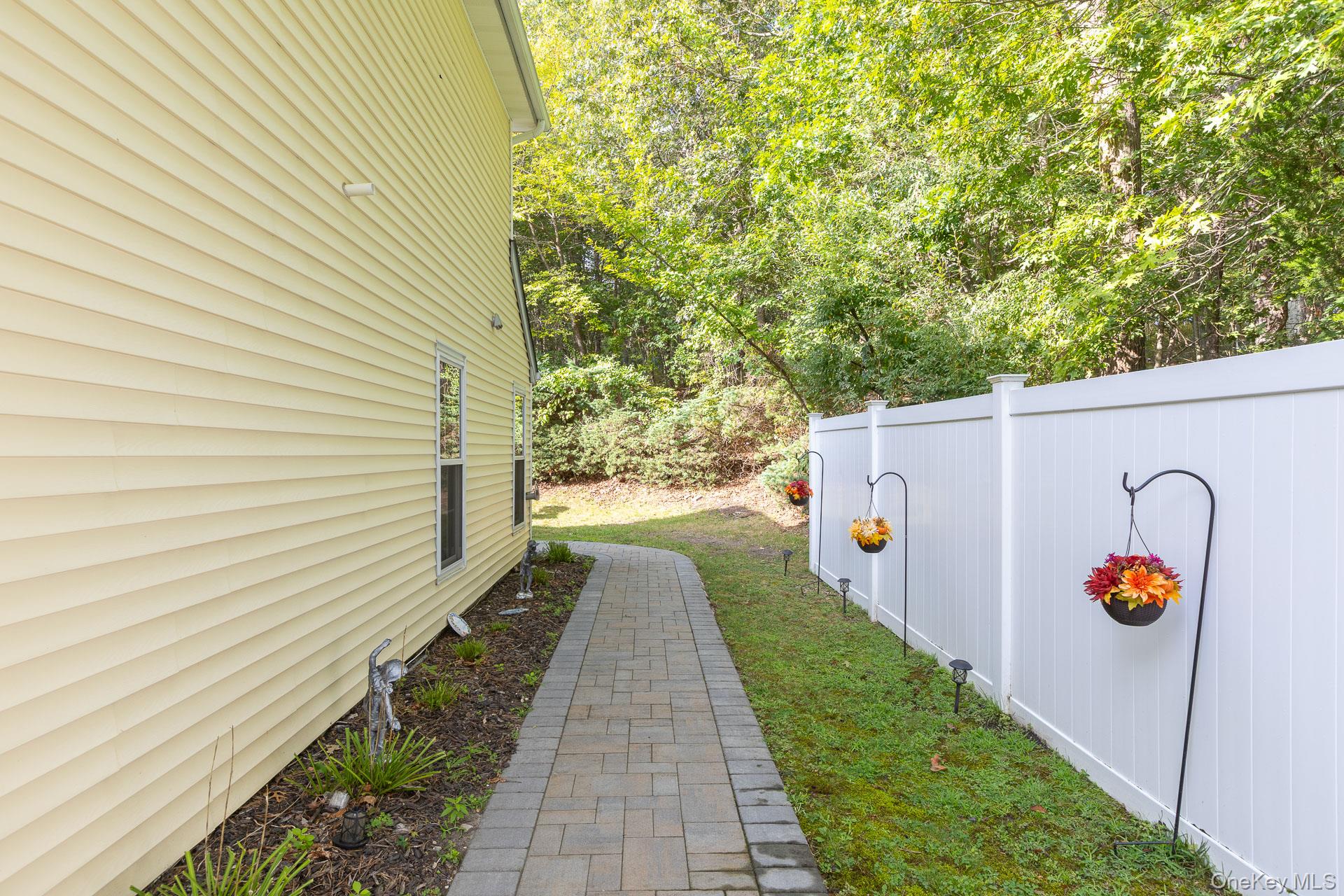 Middle Island, New York, 11953, United States, 3 Bedrooms Bedrooms, ,3 BathroomsBathrooms,Residential,For Sale,1932186