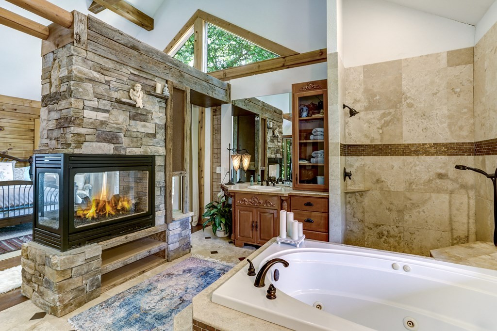 Hayesville, North Carolina, 28904, United States, 3 Bedrooms Bedrooms, ,5 BathroomsBathrooms,Residential,For Sale,1931942