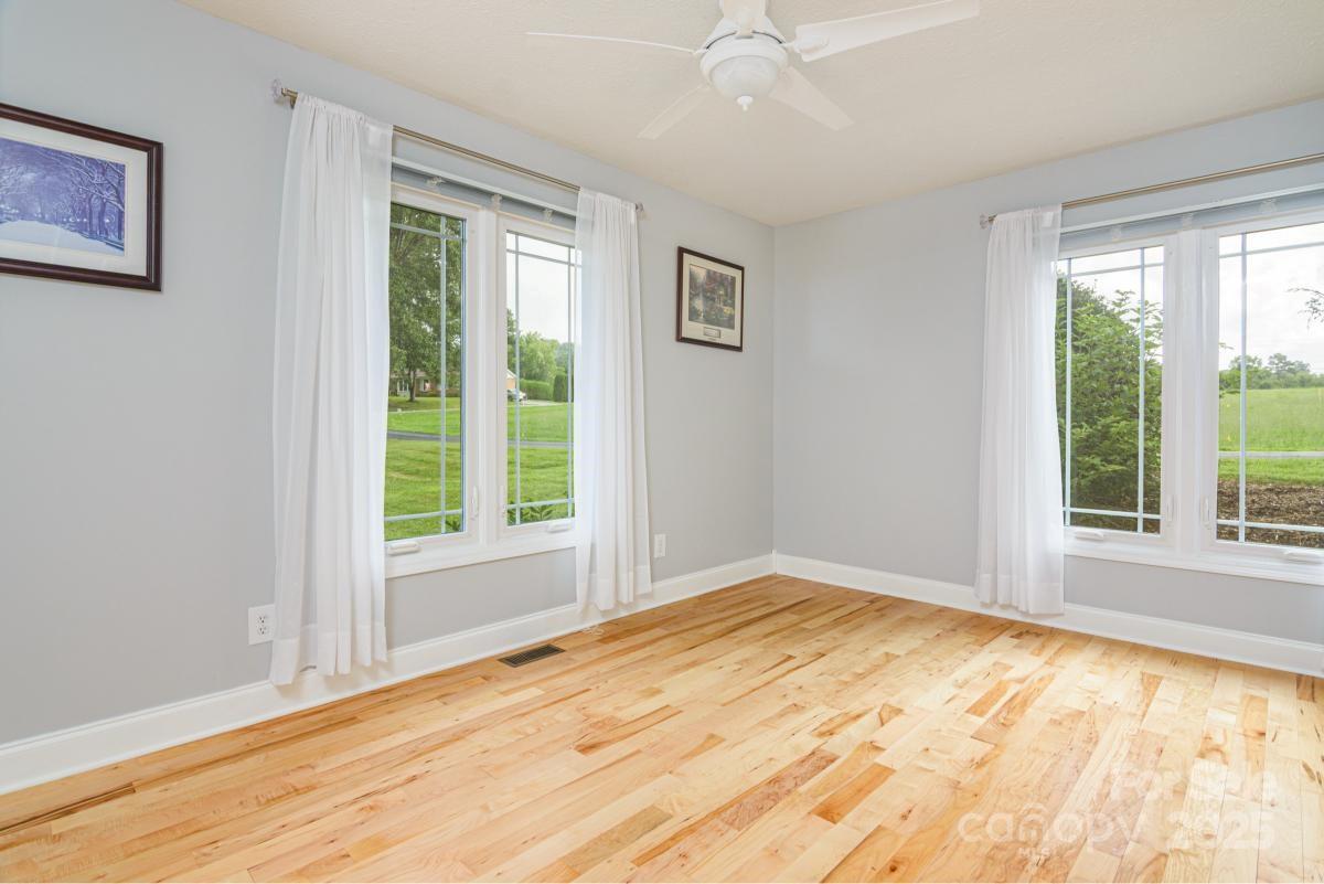 Hendersonville, North Carolina, 28792, United States, 3 Bedrooms Bedrooms, ,3 BathroomsBathrooms,Residential,For Sale,1942631