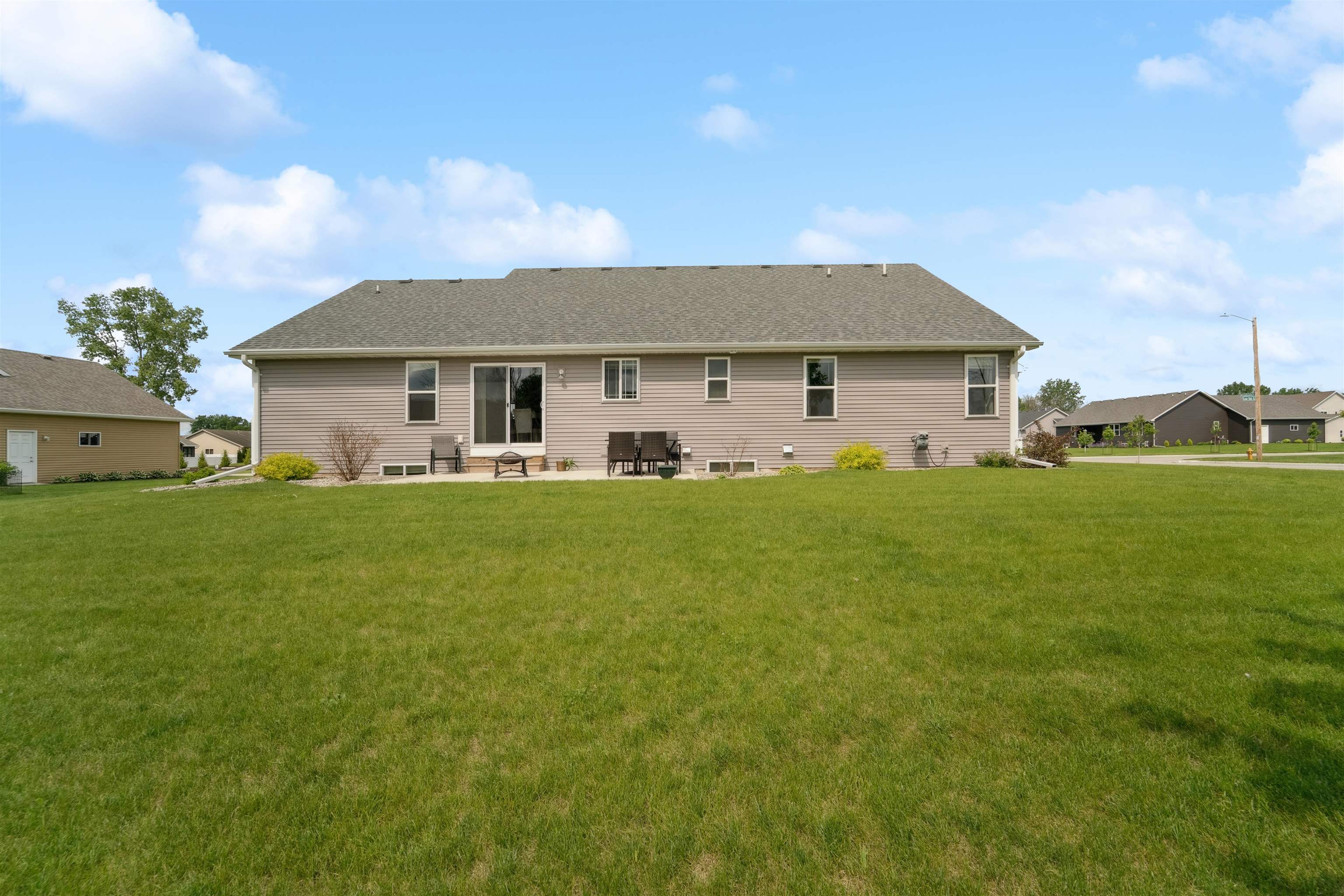 NEENAH, Wisconsin, 54956, United States, 4 Bedrooms Bedrooms, ,3 BathroomsBathrooms,Residential,For Sale,1988309