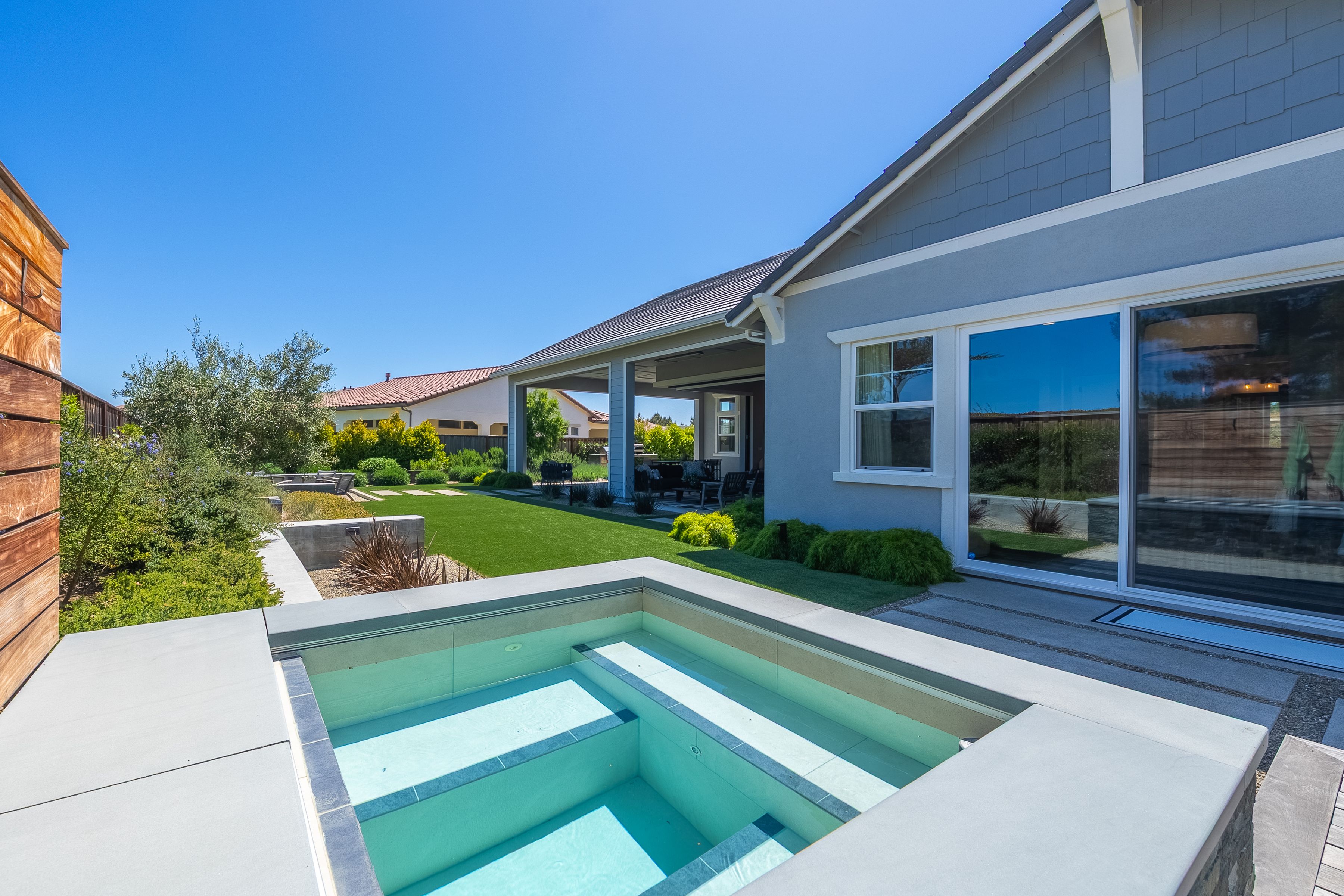  3007 Bluffs Drive - 物件實景