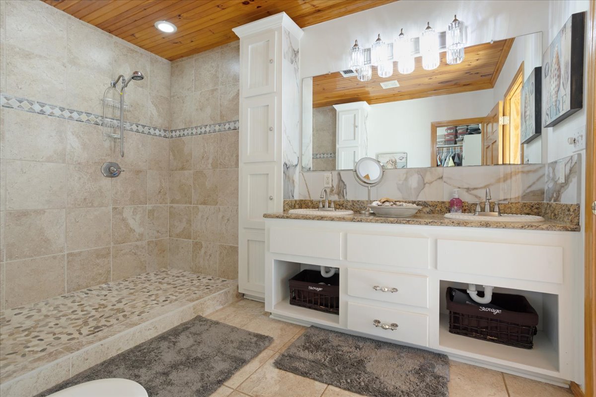 Bonham, Texas, 75418, United States, 6 Bedrooms Bedrooms, ,3 BathroomsBathrooms,Residential,For Sale,1983606