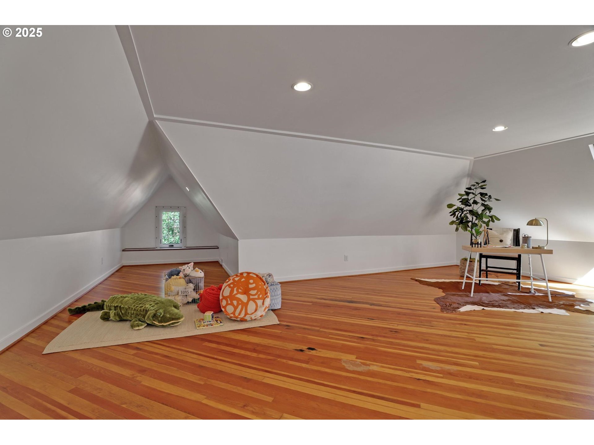 Portland, Oregon, 97205, United States, 4 Bedrooms Bedrooms, ,4 BathroomsBathrooms,Residential,For Sale,1795097