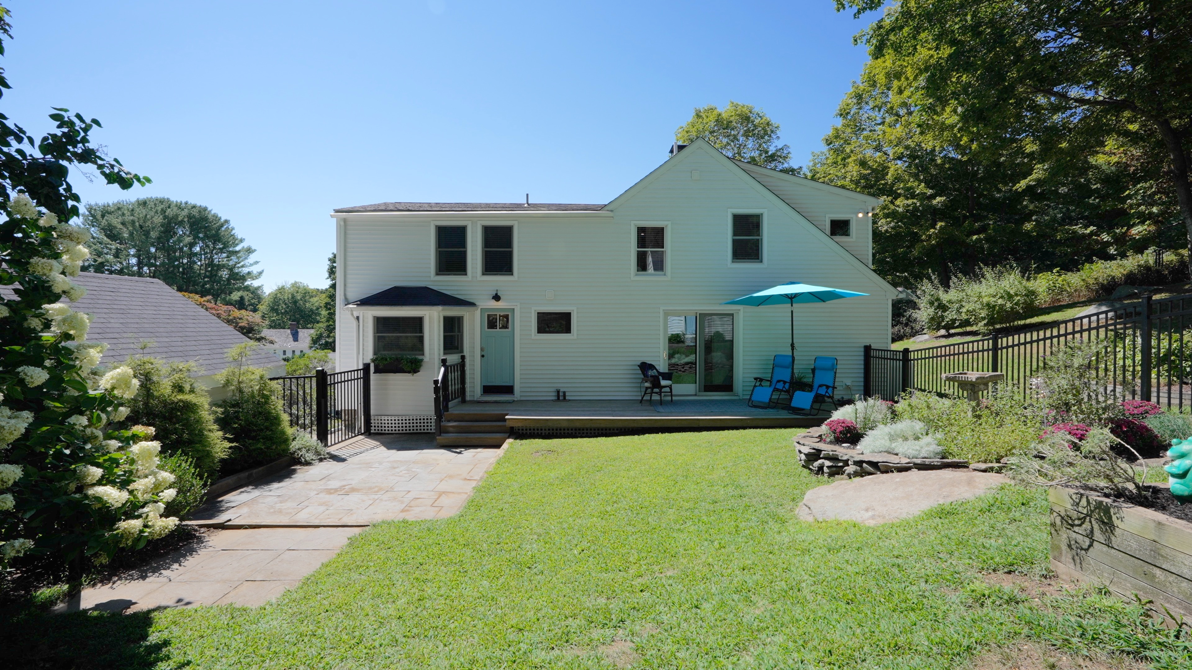  Charming Expanded Cape is Newly Remodeled - 物件實景