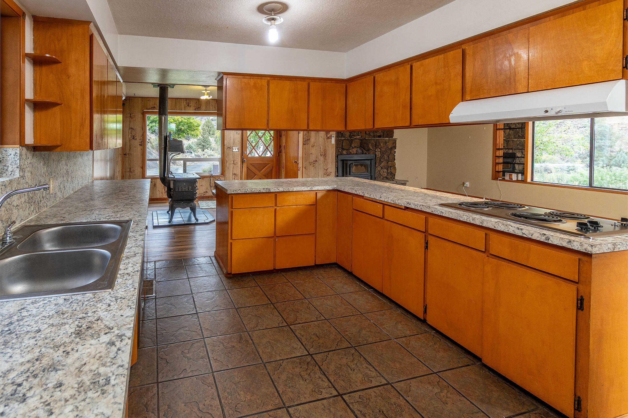 Mitchell, Oregon, 97750, United States, 3 Bedrooms Bedrooms, ,2 BathroomsBathrooms,Residential,For Sale,1965527
